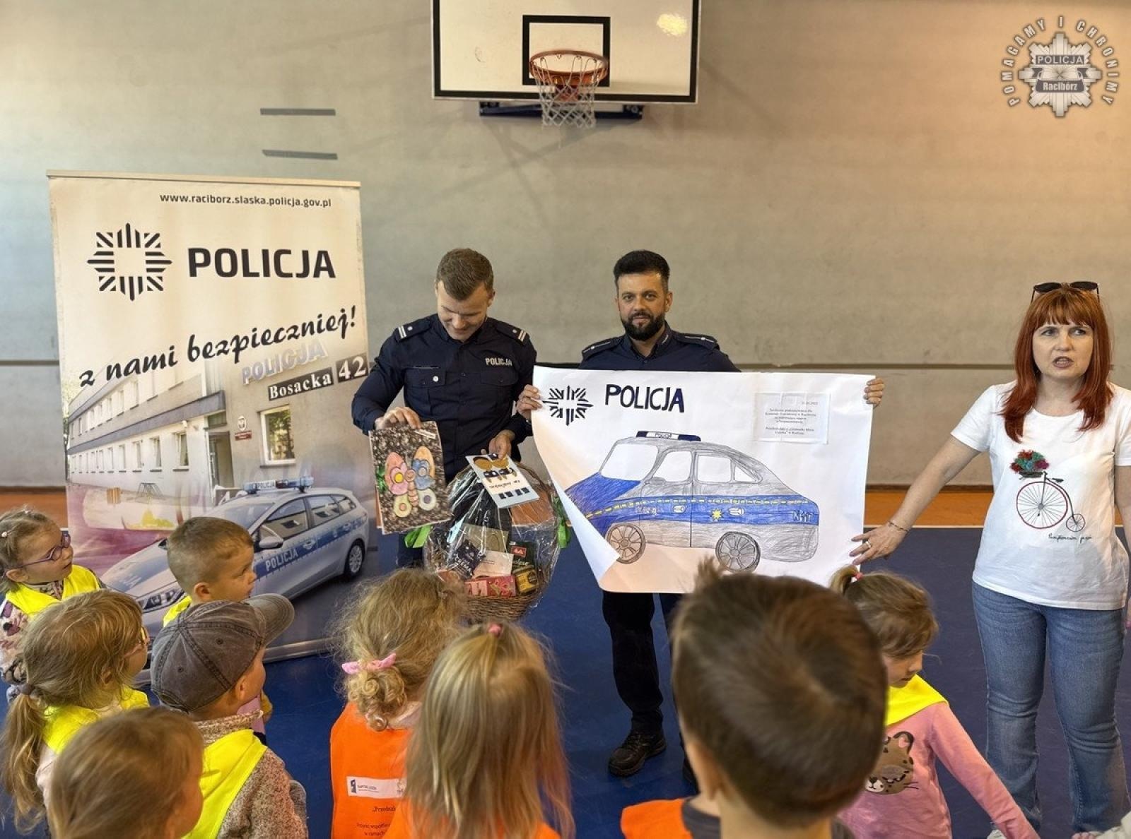 Zdjęcie w galerii na portalu naszwodzislaw.com: Przedszkolaki z Radlina z wizytą w Komendzie Policji w Raciborzu wiadomości z regionu