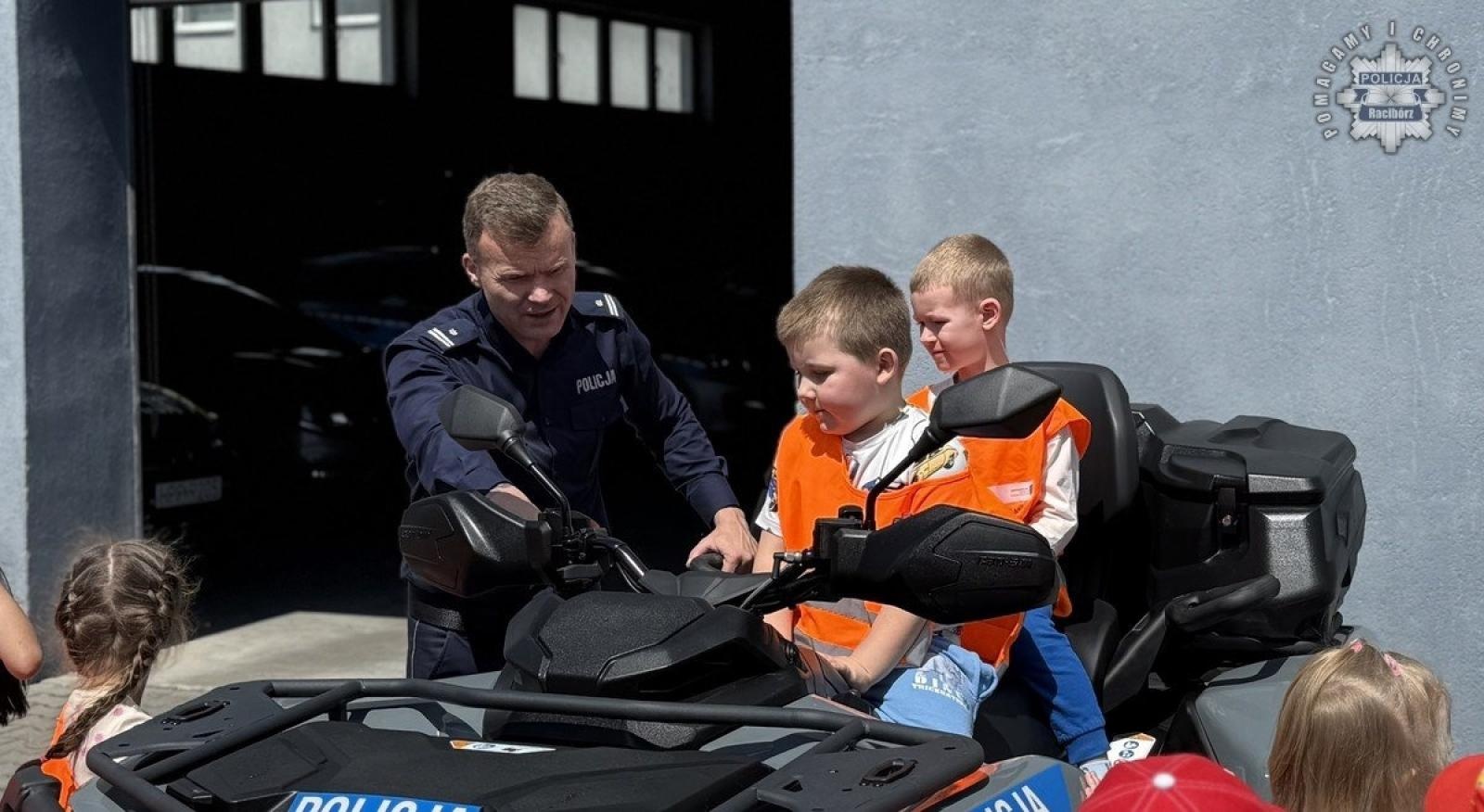 Zdjęcie w galerii na portalu naszwodzislaw.com: Przedszkolaki z Radlina z wizytą w Komendzie Policji w Raciborzu wiadomości z regionu