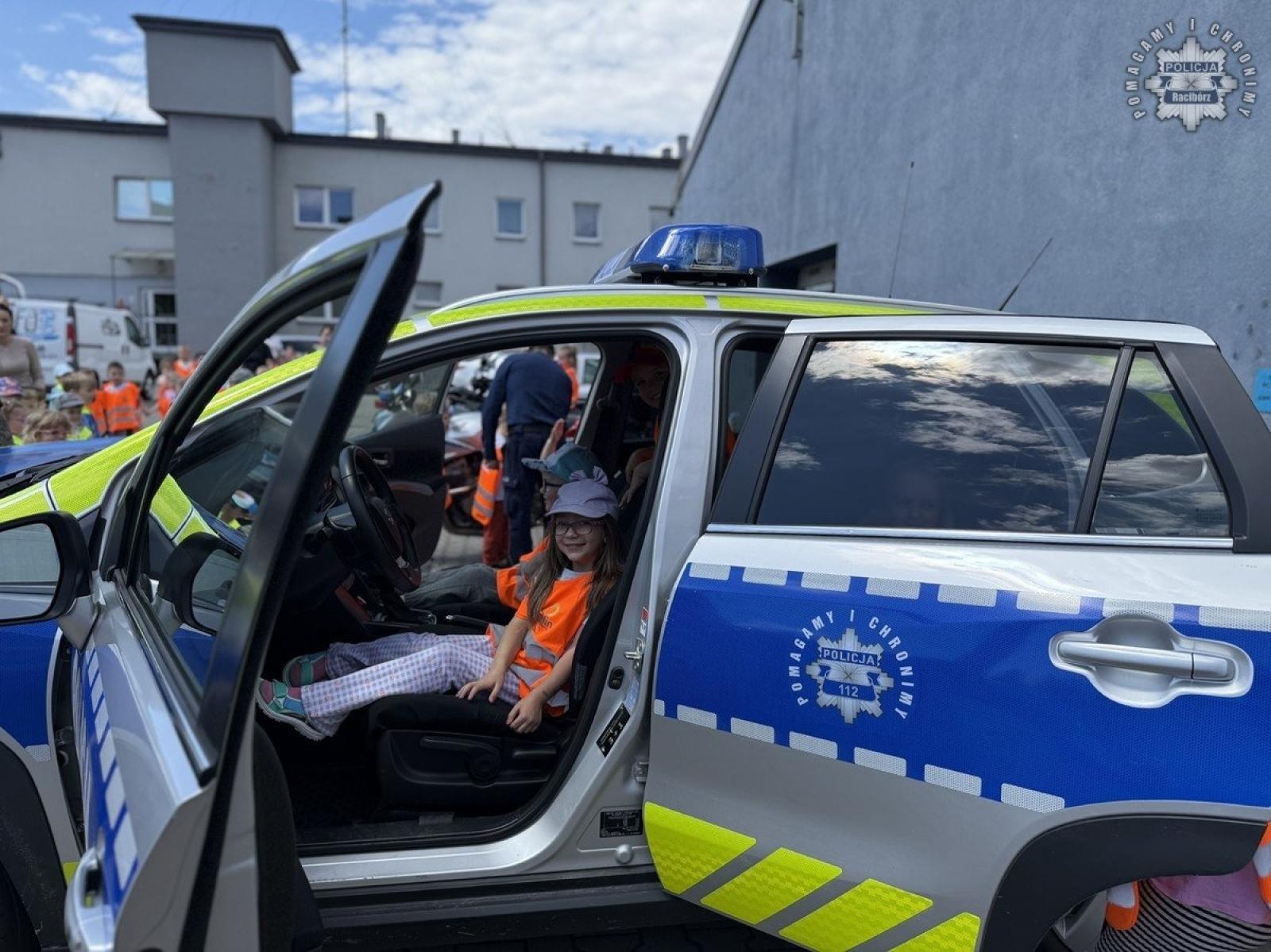 Zdjęcie w galerii na portalu naszwodzislaw.com: Przedszkolaki z Radlina z wizytą w Komendzie Policji w Raciborzu wiadomości z regionu