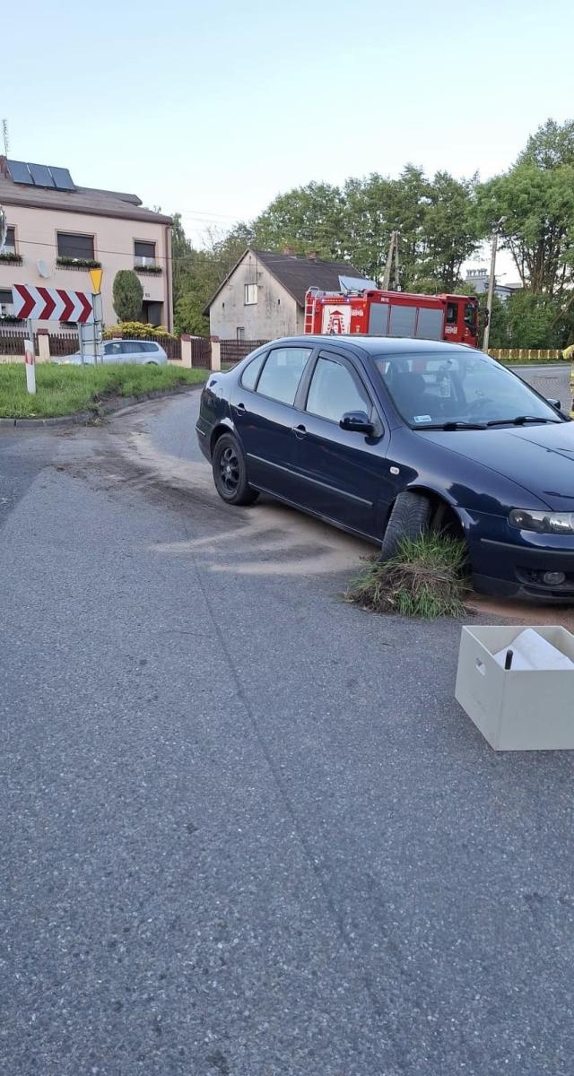 Zdjęcie w galerii na portalu naszwodzislaw.com: Gorzyce. Szarża zakończona uderzeniem w krawężnik wiadomości z regionu