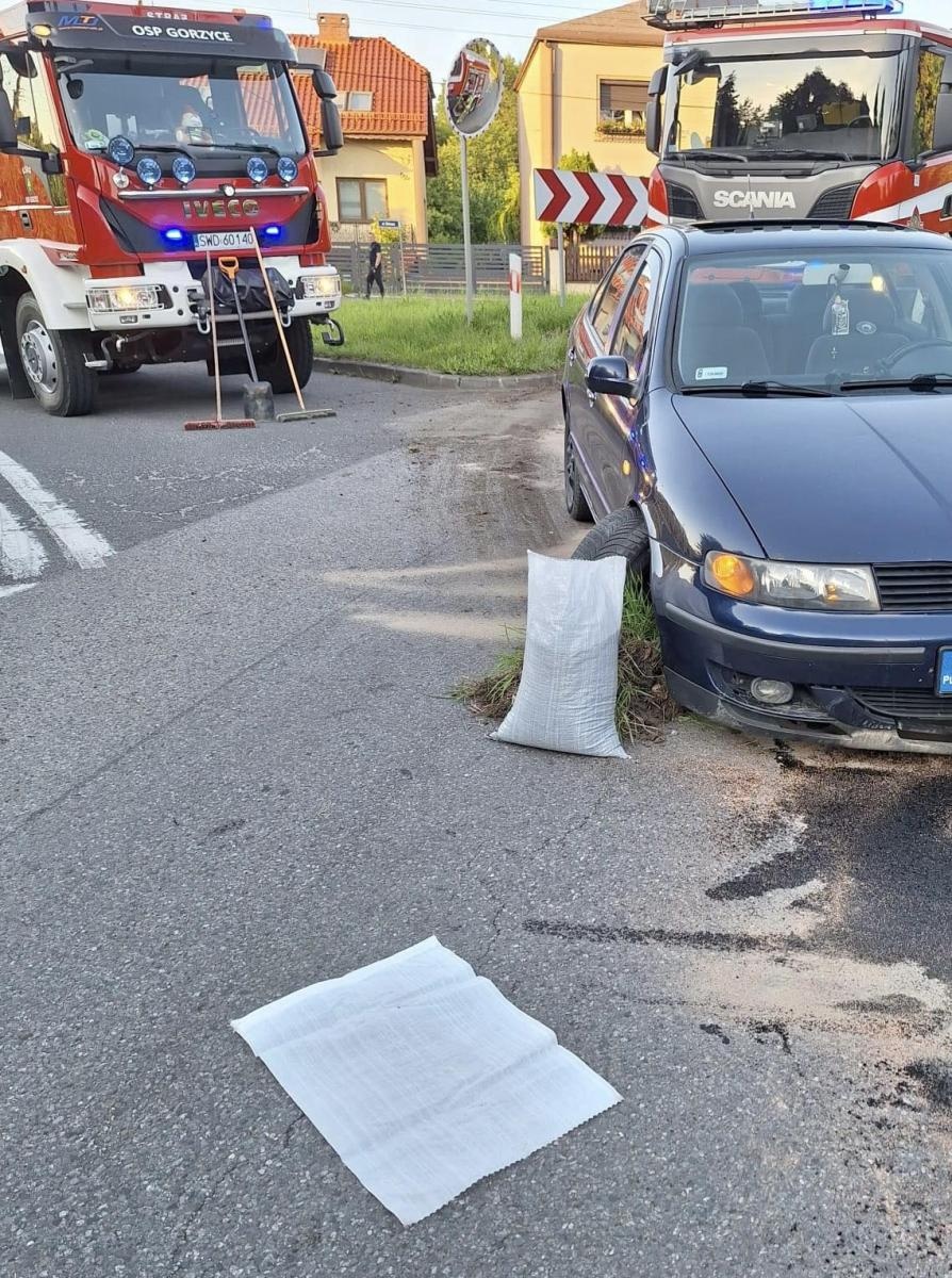 Zdjęcie w galerii na portalu naszwodzislaw.com: Gorzyce. Szarża zakończona uderzeniem w krawężnik wiadomości z regionu