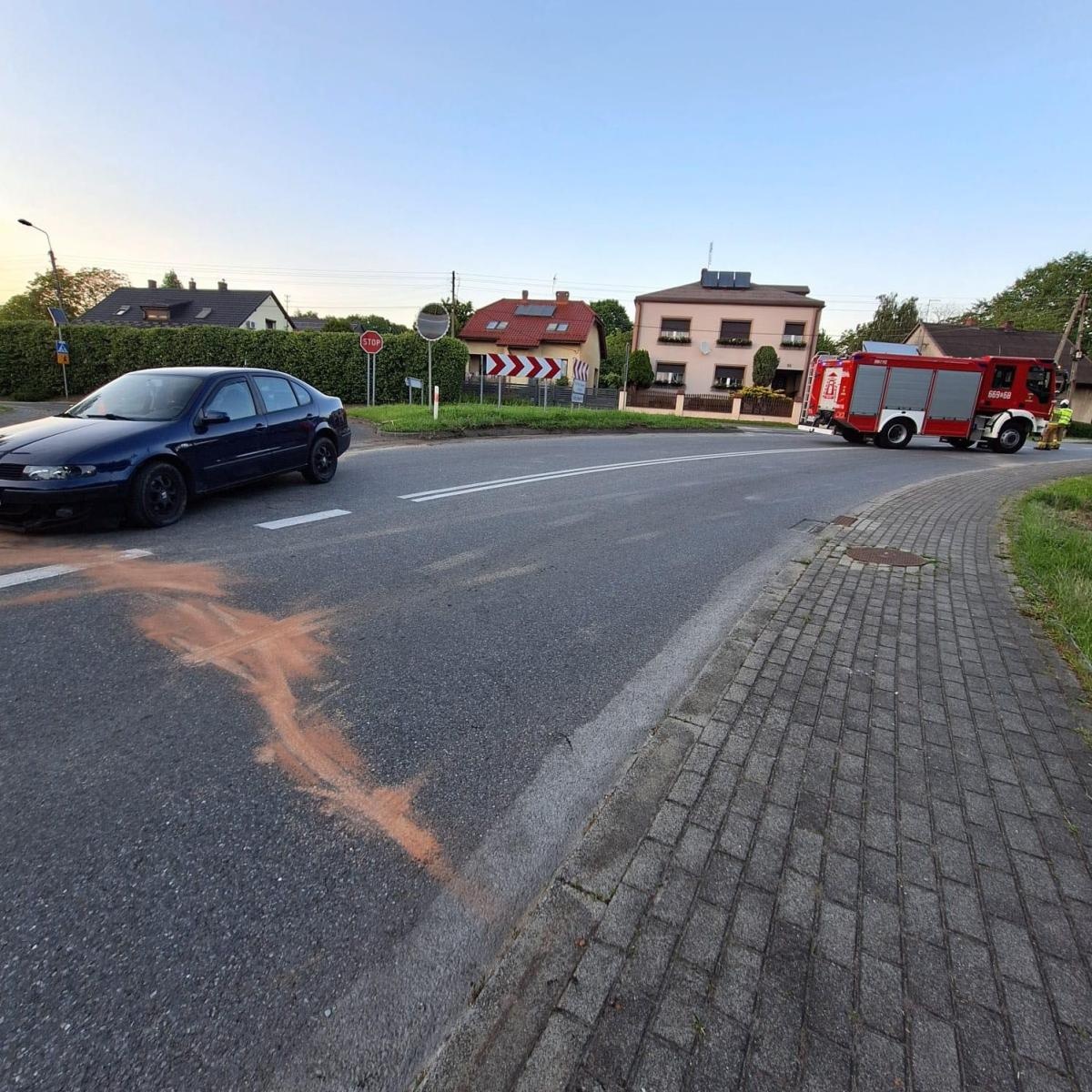 Zdjęcie w galerii na portalu naszwodzislaw.com: Gorzyce. Szarża zakończona uderzeniem w krawężnik wiadomości z regionu