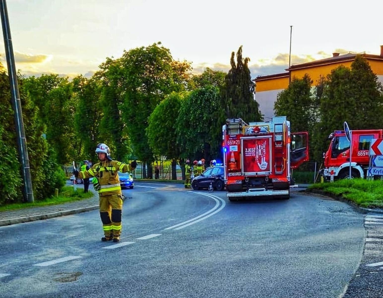 Zdjęcie w galerii na portalu naszwodzislaw.com: Gorzyce. Szarża zakończona uderzeniem w krawężnik wiadomości z regionu