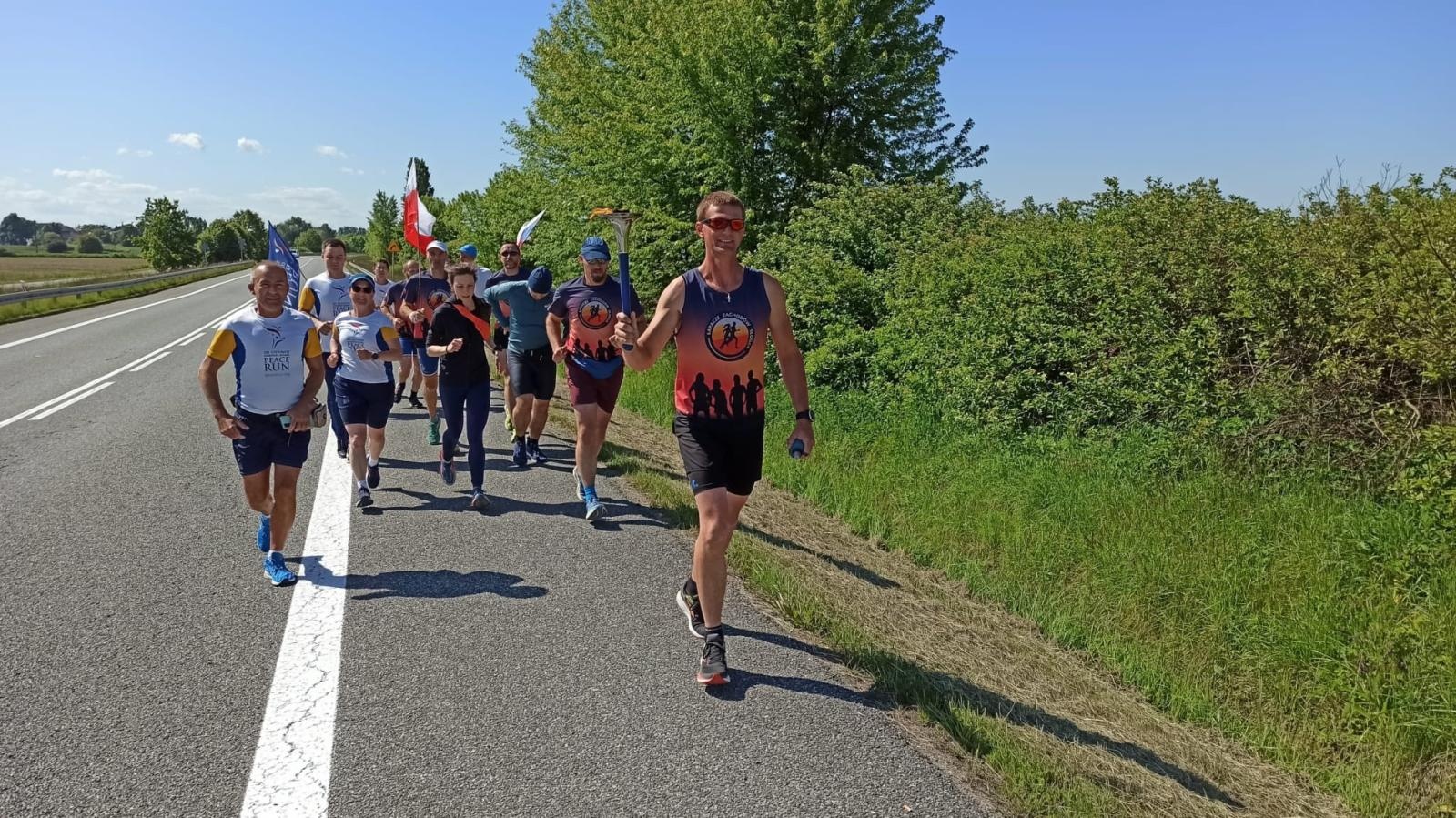 Zdjęcie w galerii na portalu naszwodzislaw.com: Bieg Pokoju zawitał do Gminy Godów [FOTO] wiadomości z regionu