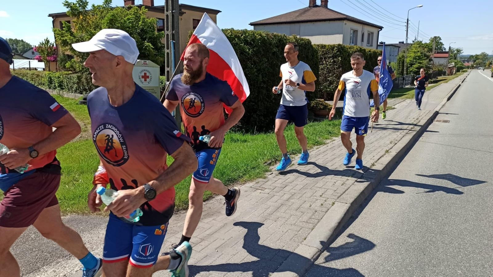 Zdjęcie w galerii na portalu naszwodzislaw.com: Bieg Pokoju zawitał do Gminy Godów [FOTO] wiadomości z regionu