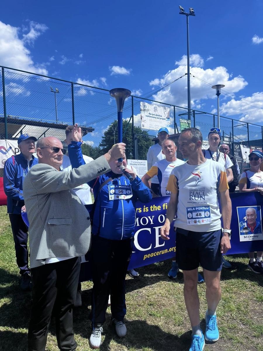 Zdjęcie w galerii na portalu naszwodzislaw.com: Bieg Pokoju zawitał do Gminy Godów [FOTO] wiadomości z regionu
