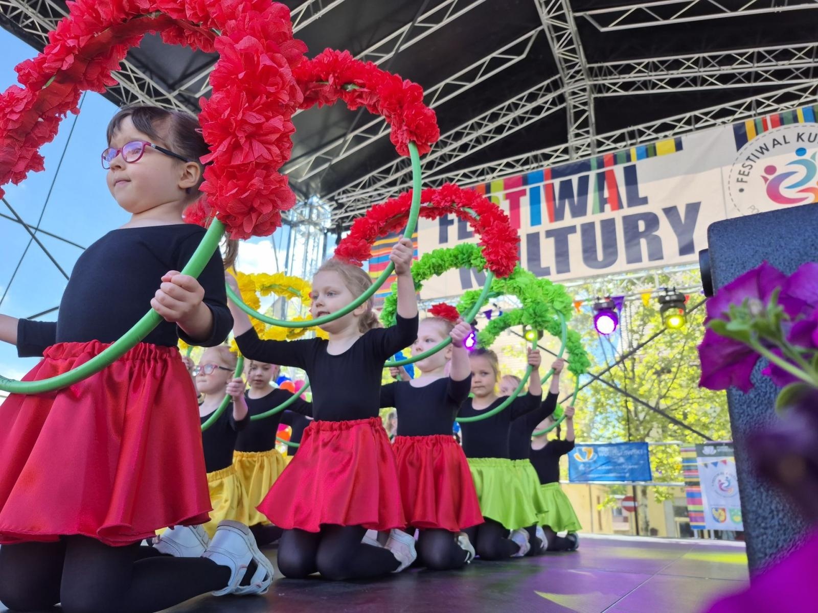 Zdjęcie w galerii na portalu naszwodzislaw.com: Powiatowy Festiwal Kultury 2025. Święto tradycji, talentów i zabawy za nami wiadomości z regionu