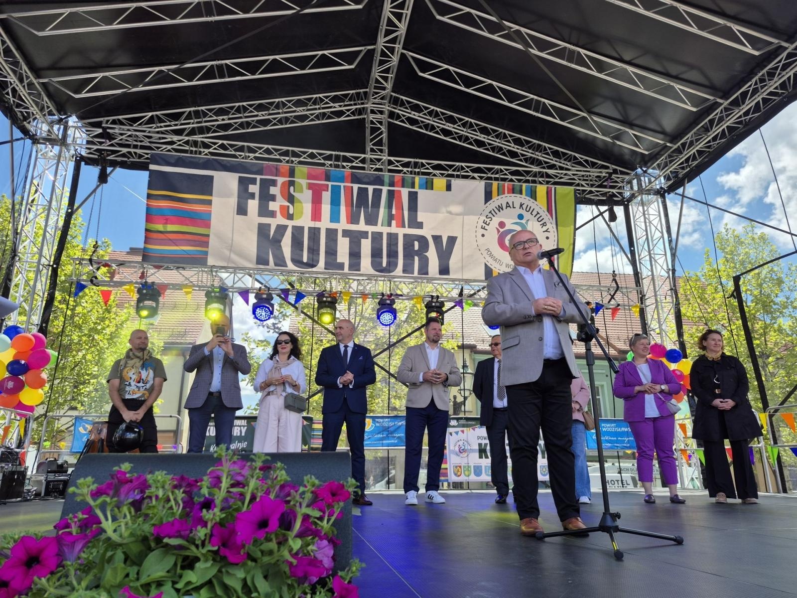 Zdjęcie w galerii na portalu naszwodzislaw.com: Powiatowy Festiwal Kultury 2025. Święto tradycji, talentów i zabawy za nami wiadomości z regionu