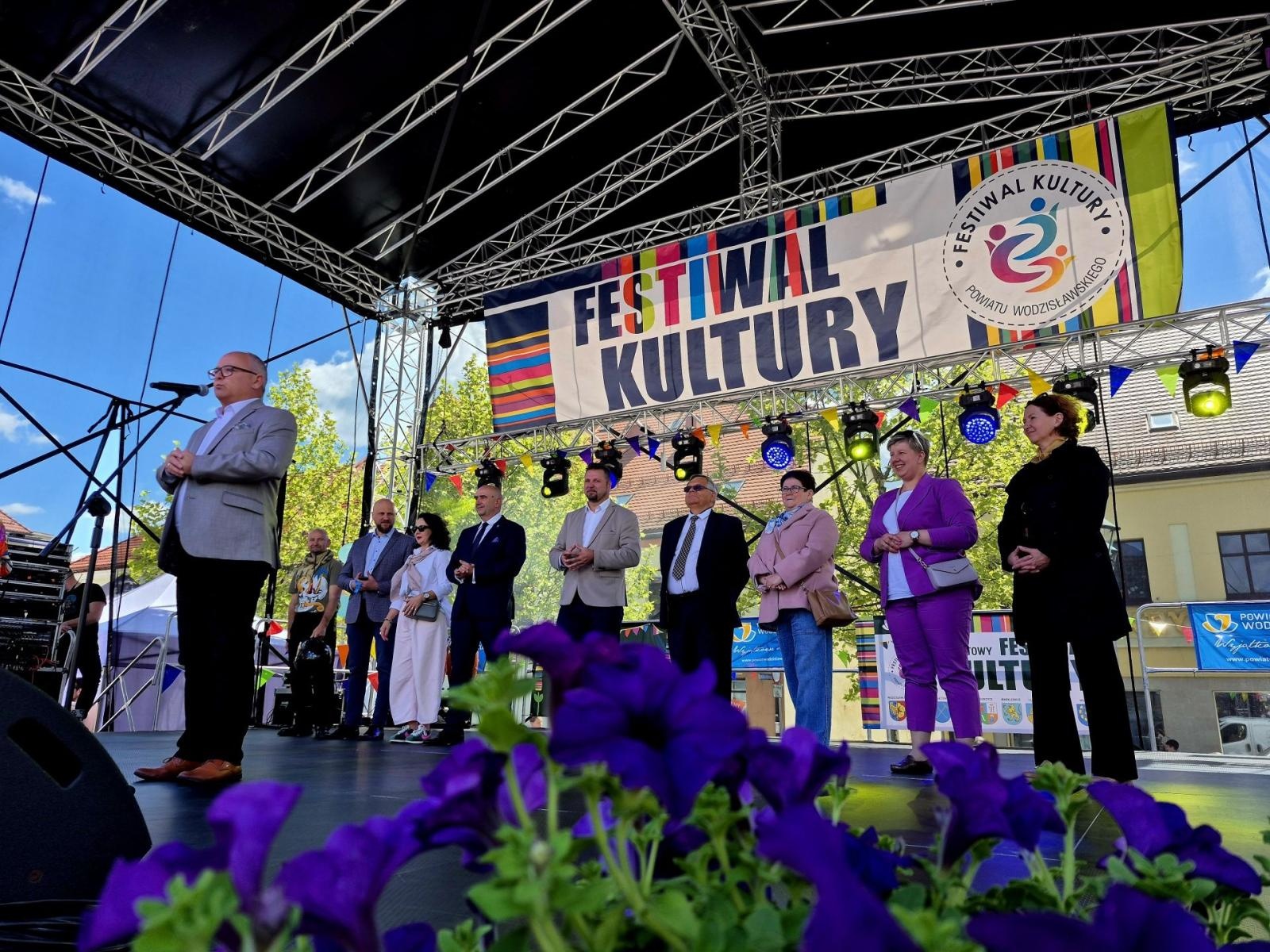 Zdjęcie w galerii na portalu naszwodzislaw.com: Powiatowy Festiwal Kultury 2025. Święto tradycji, talentów i zabawy za nami wiadomości z regionu