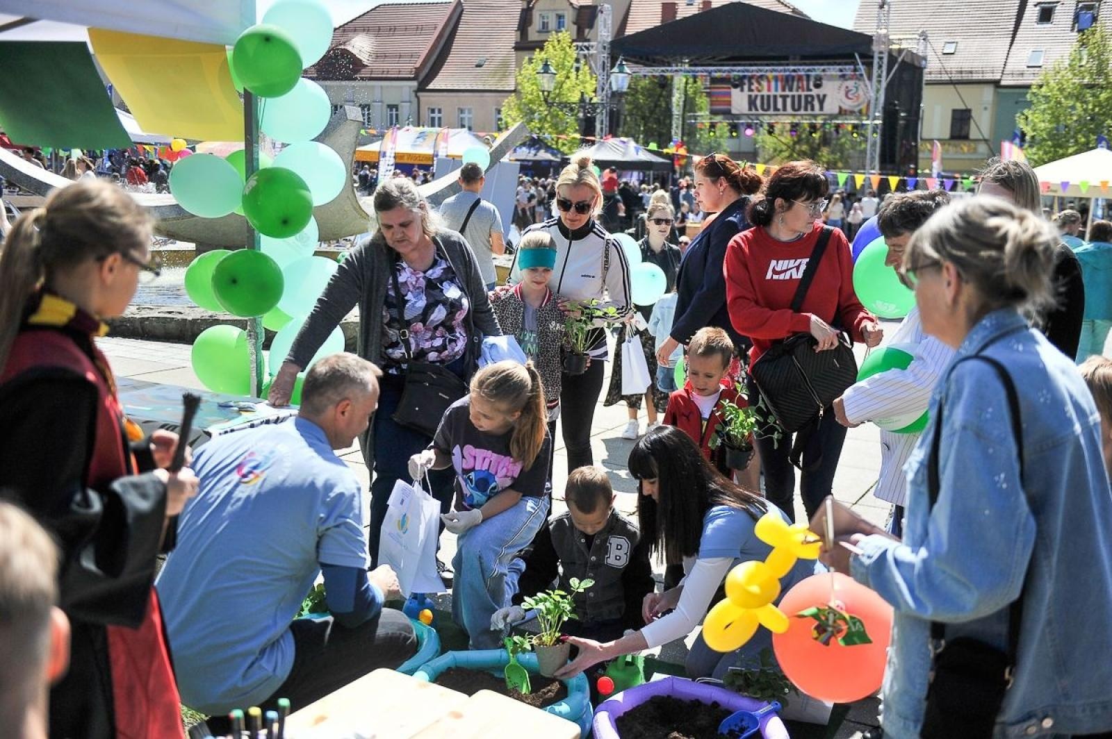 Zdjęcie w galerii na portalu naszwodzislaw.com: Powiatowy Festiwal Kultury 2025. Święto tradycji, talentów i zabawy za nami wiadomości z regionu