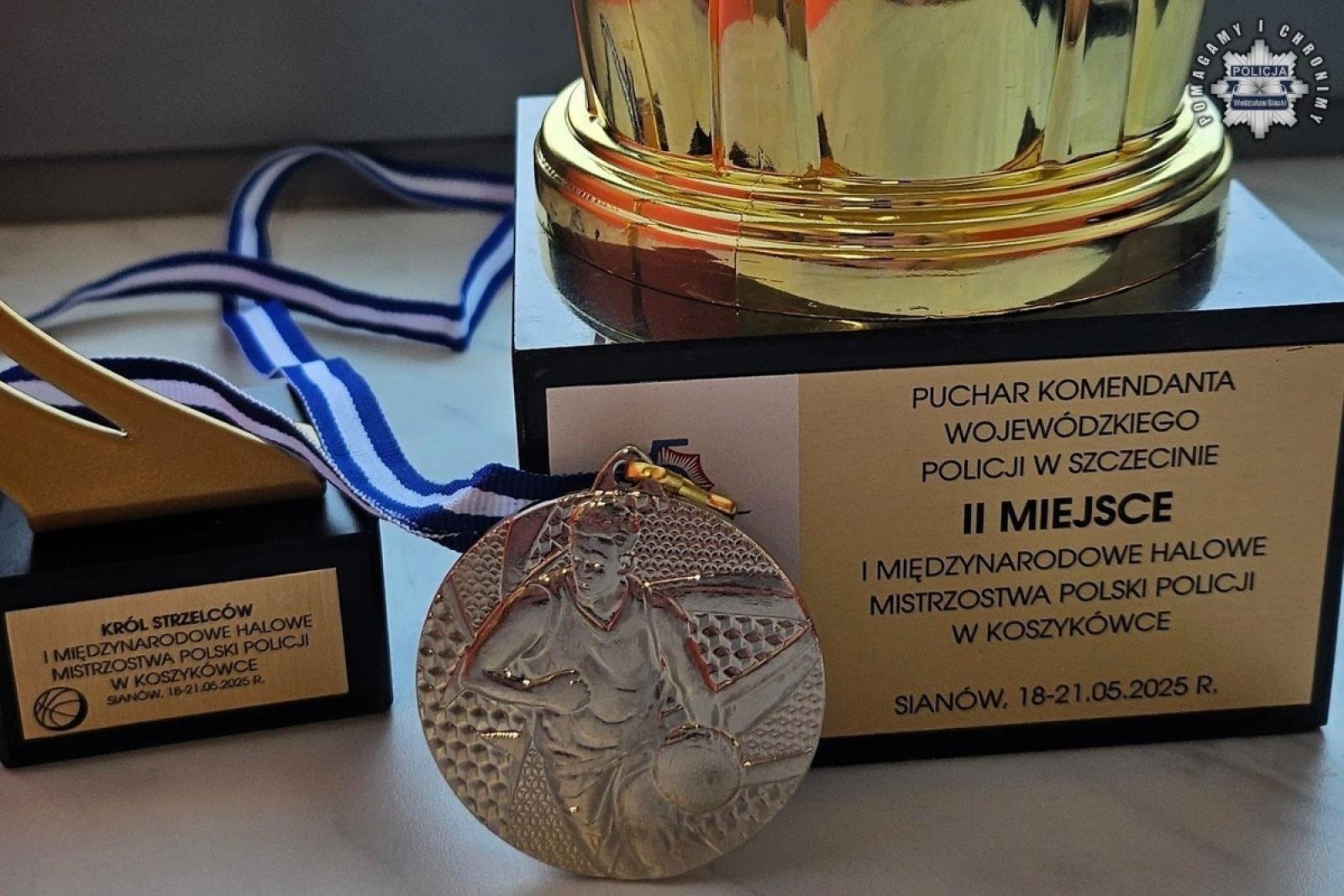 Zdjęcie w galerii na portalu naszwodzislaw.com: Wodzisławski policjant na podium międzynarodowych Halowych Mistrzostw Policji w koszykówce wiadomości z regionu