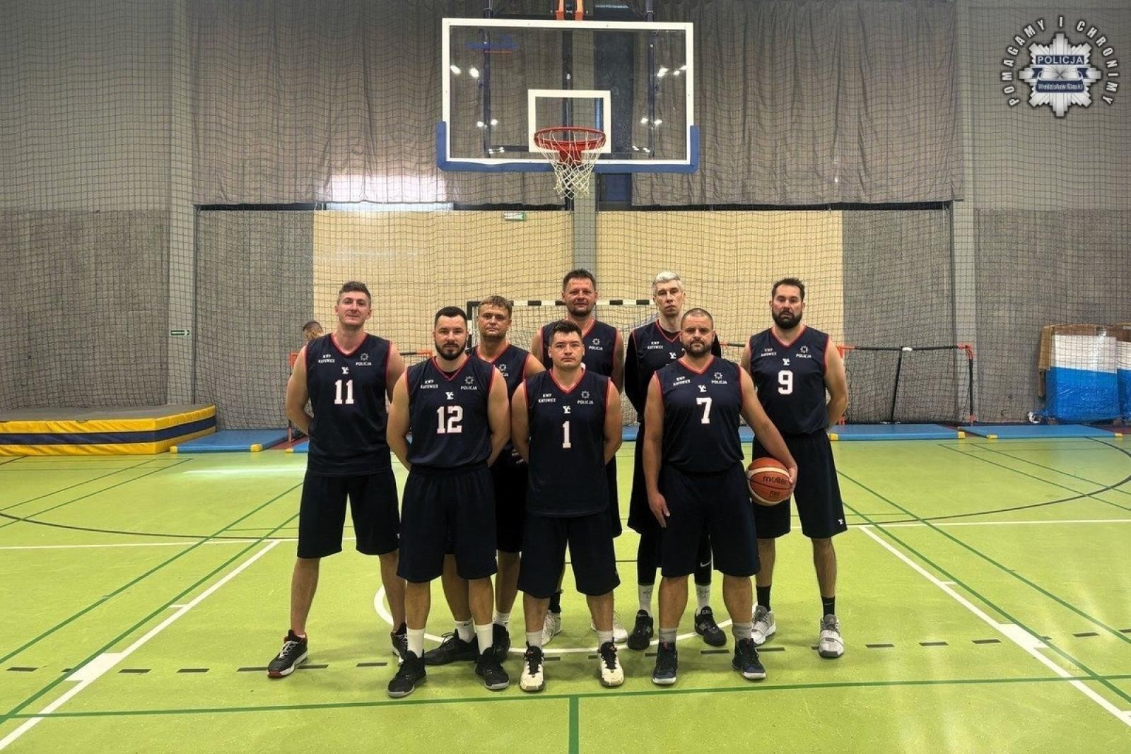 Zdjęcie w galerii na portalu naszwodzislaw.com: Wodzisławski policjant na podium międzynarodowych Halowych Mistrzostw Policji w koszykówce wiadomości z regionu