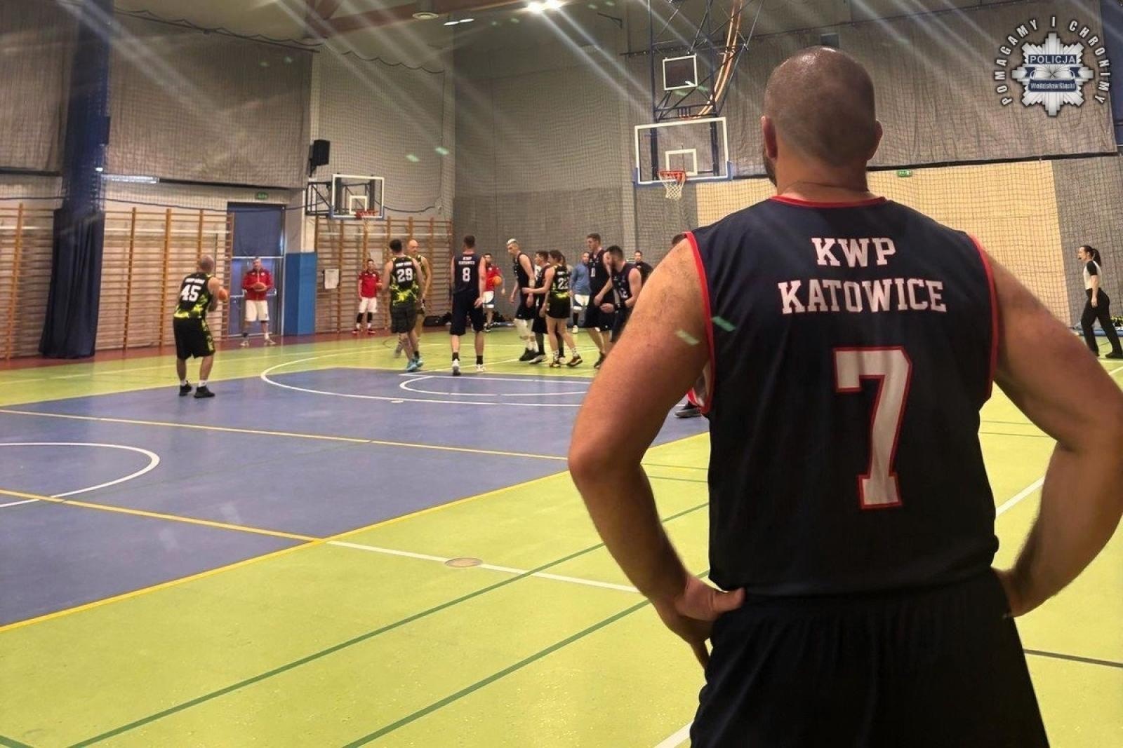 Zdjęcie w galerii na portalu naszwodzislaw.com: Wodzisławski policjant na podium międzynarodowych Halowych Mistrzostw Policji w koszykówce wiadomości z regionu
