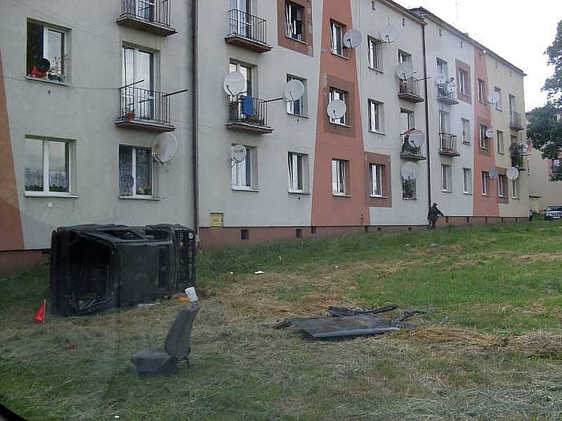 Zdjęcie w galerii na portalu naszwodzislaw.com: Rozbierali golfa pod blokiem wiadomości z regionu