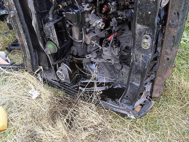 Zdjęcie w galerii na portalu naszwodzislaw.com: Rozbierali golfa pod blokiem wiadomości z regionu