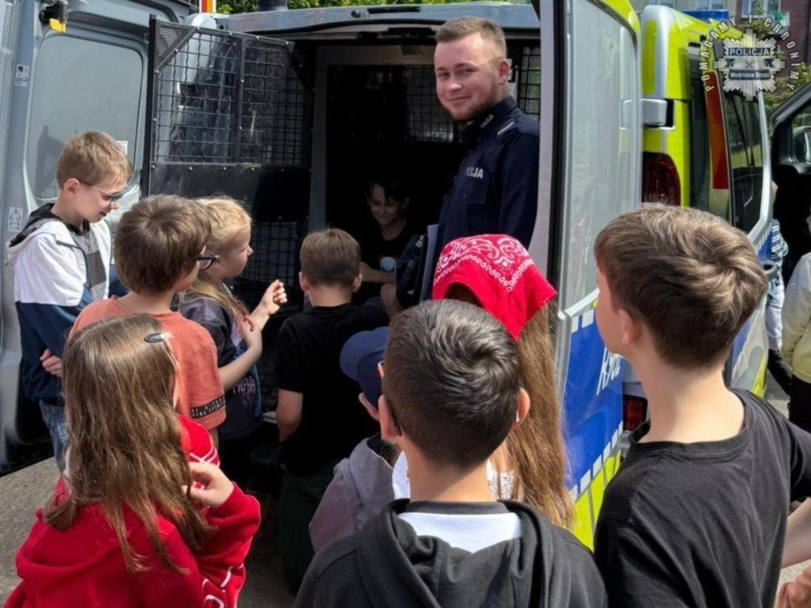 Zdjęcie w galerii na portalu naszwodzislaw.com: O bezpieczeństwie z dzielnicowymi w ZSP numer 7 wiadomości z regionu