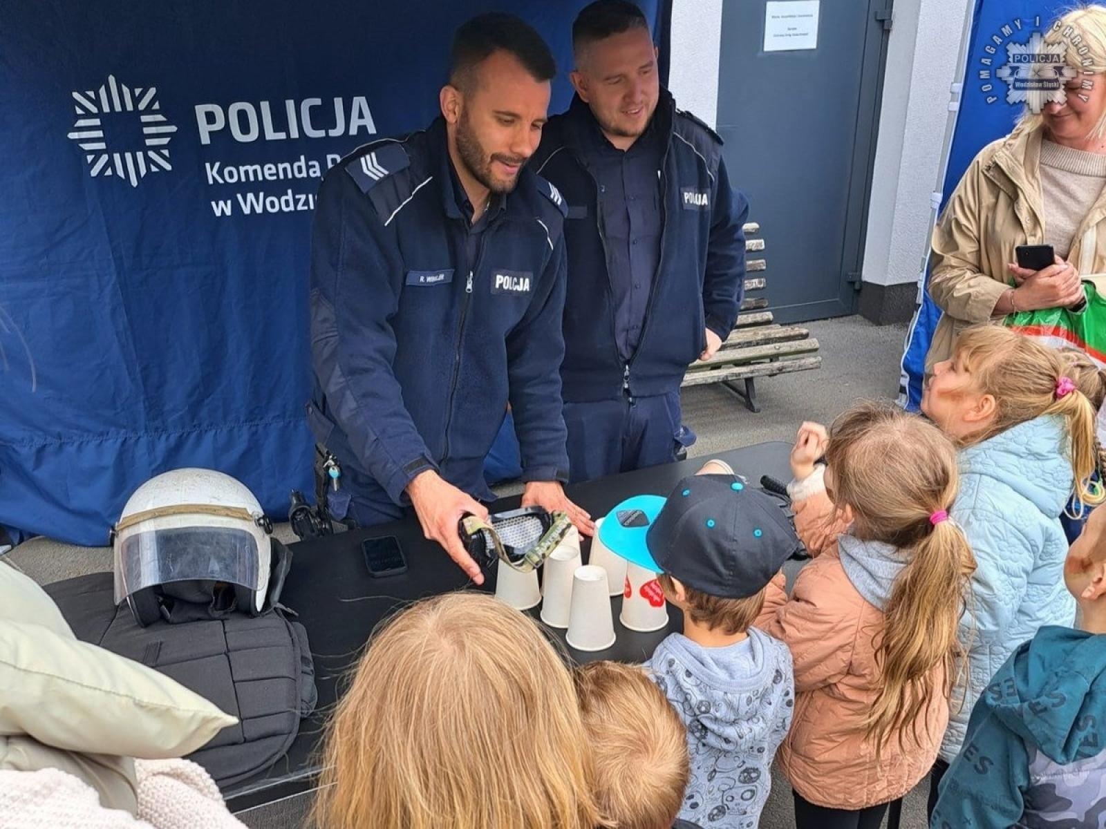 Zdjęcie w galerii na portalu naszwodzislaw.com: Dni otwartych strażnic z udziałem wodzisławskich policjantów wiadomości z regionu