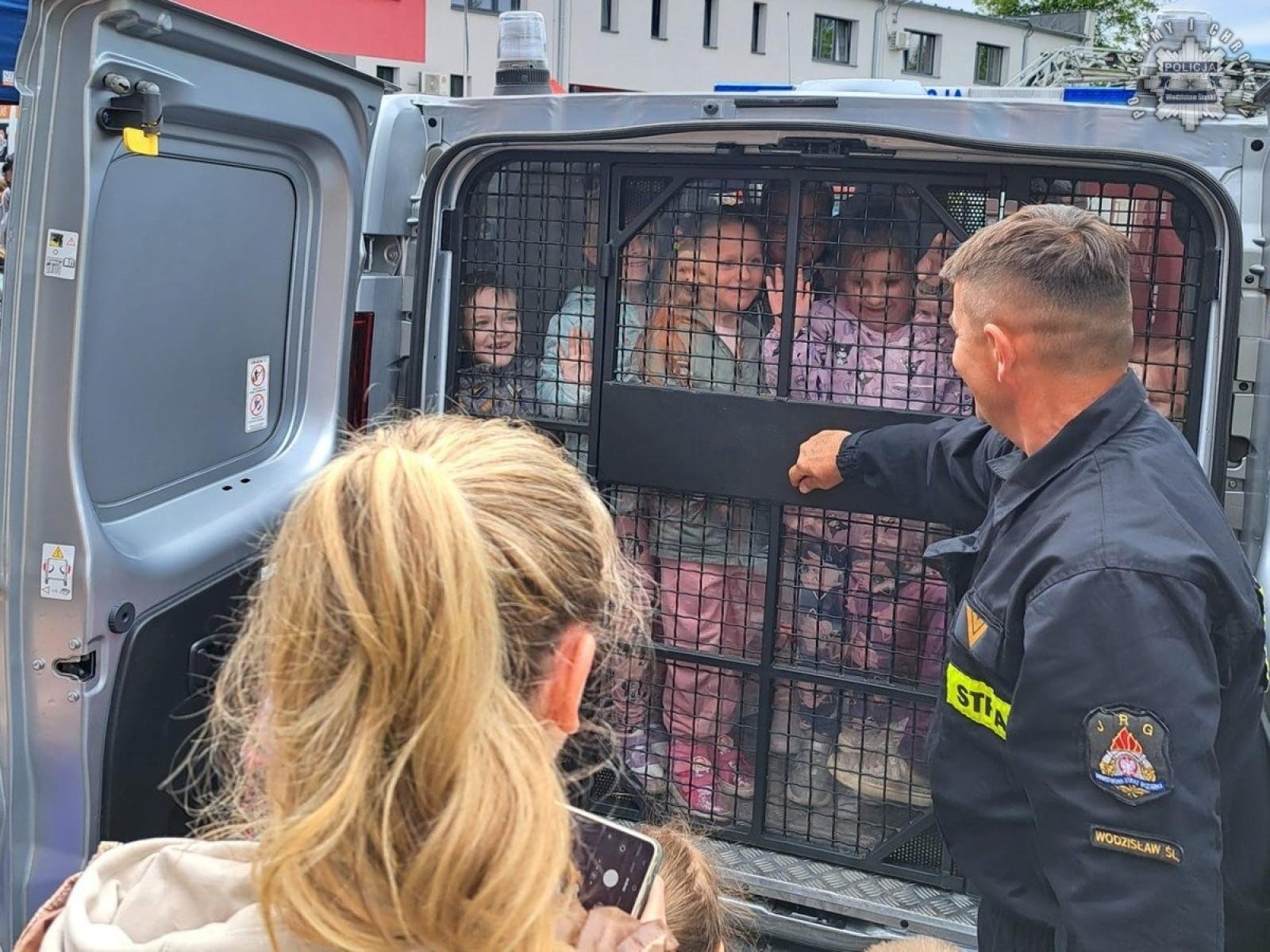 Zdjęcie w galerii na portalu naszwodzislaw.com: Dni otwartych strażnic z udziałem wodzisławskich policjantów wiadomości z regionu