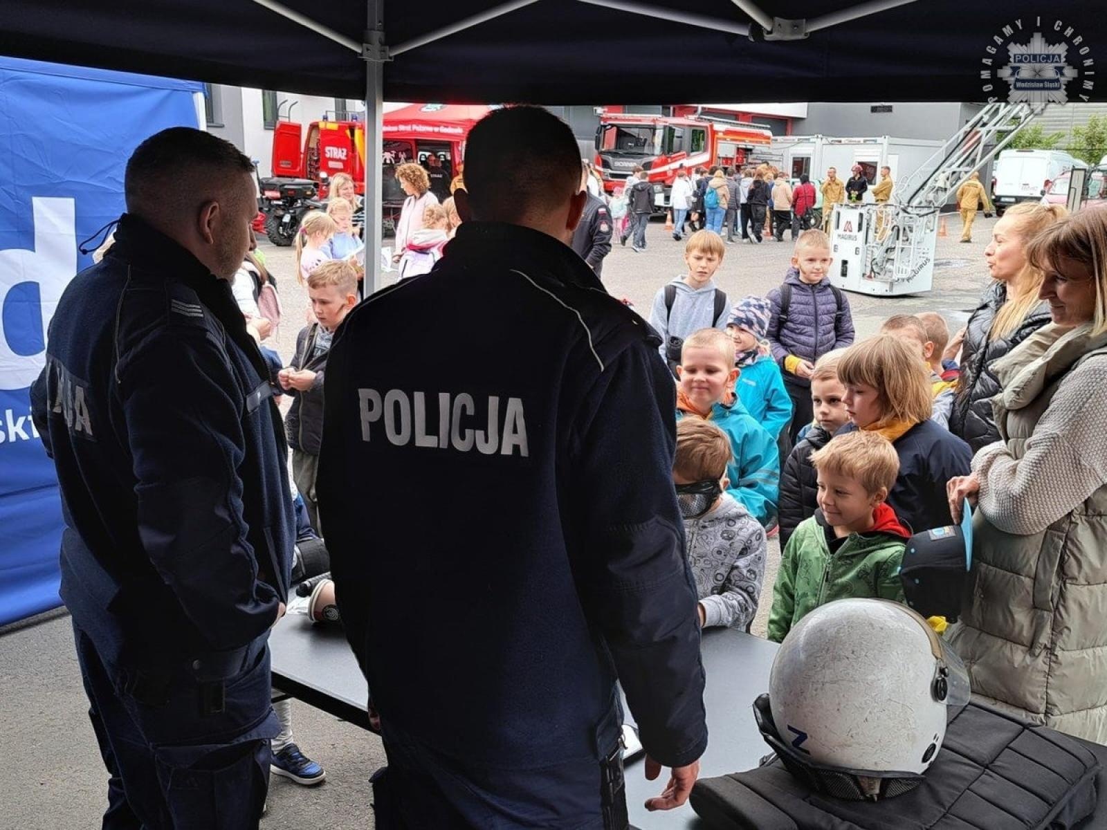 Zdjęcie w galerii na portalu naszwodzislaw.com: Dni otwartych strażnic z udziałem wodzisławskich policjantów wiadomości z regionu