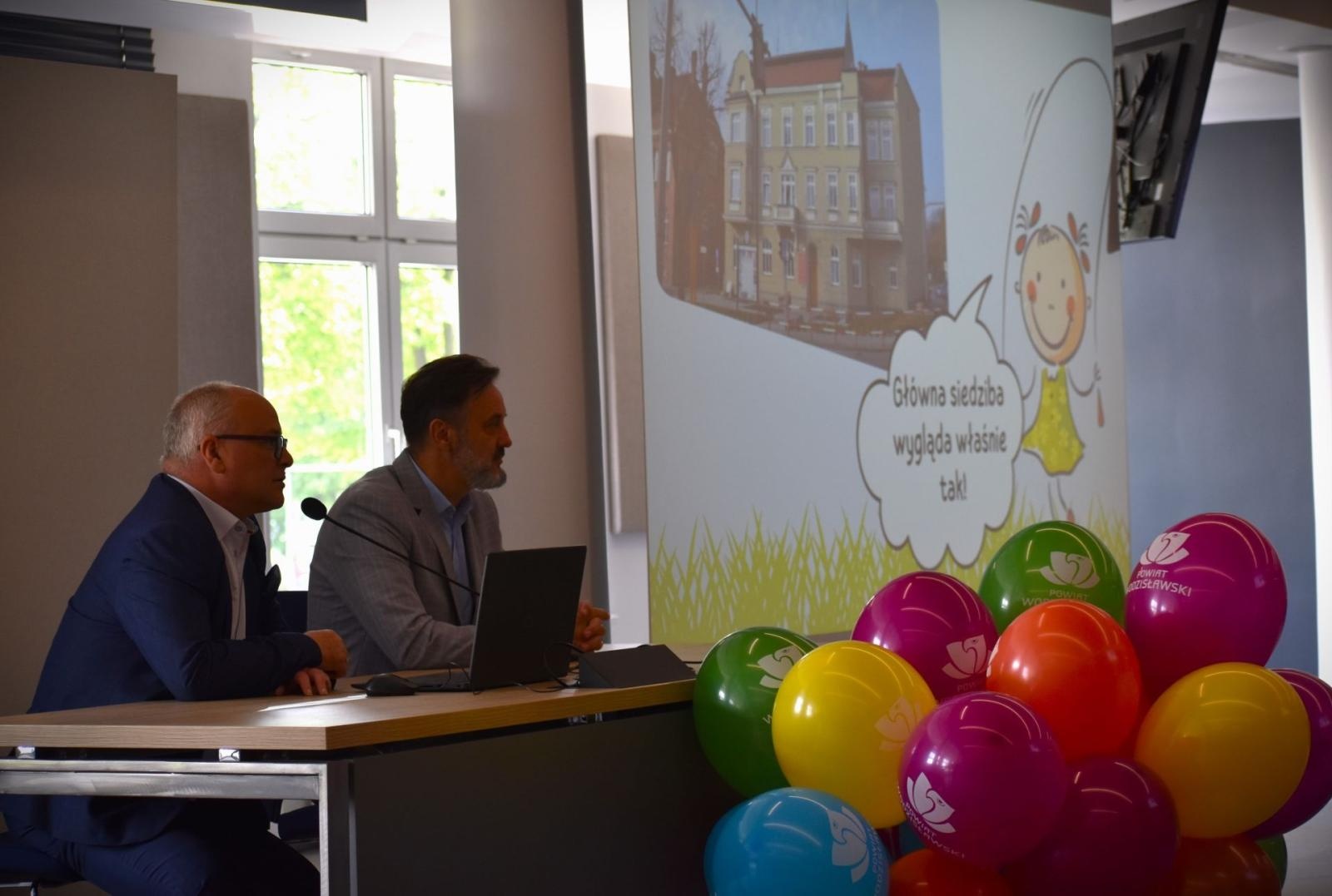 Zdjęcie w galerii na portalu naszwodzislaw.com: Dzień Samorządu Terytorialnego. Niecodzienni goście w wodzisławskim starostwie wiadomości z regionu