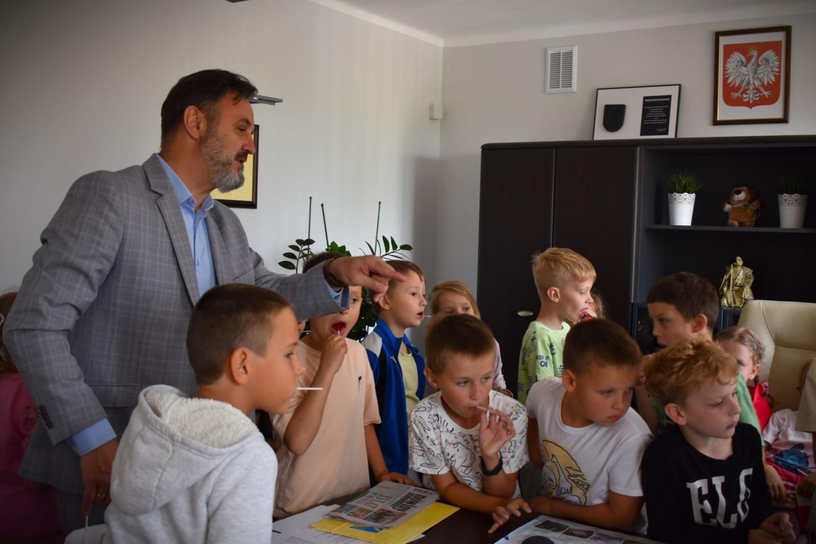 Zdjęcie w galerii na portalu naszwodzislaw.com: Dzień Samorządu Terytorialnego. Niecodzienni goście w wodzisławskim starostwie wiadomości z regionu