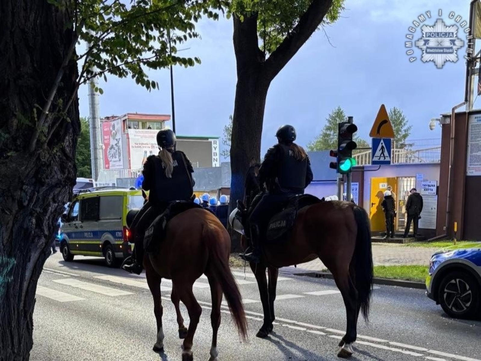 Zdjęcie w galerii na portalu naszwodzislaw.com: Śląscy policjanci dbali o bezpieczeństwo kibiców w Rybniku wiadomości z regionu