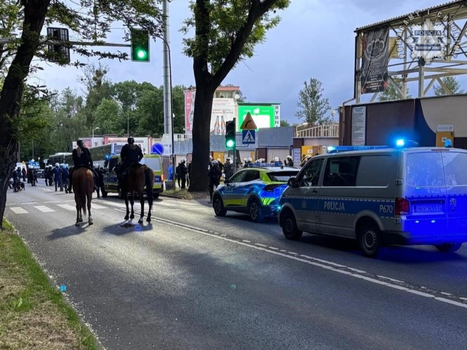 Zdjęcie w galerii na portalu naszwodzislaw.com: Śląscy policjanci dbali o bezpieczeństwo kibiców w Rybniku wiadomości z regionu