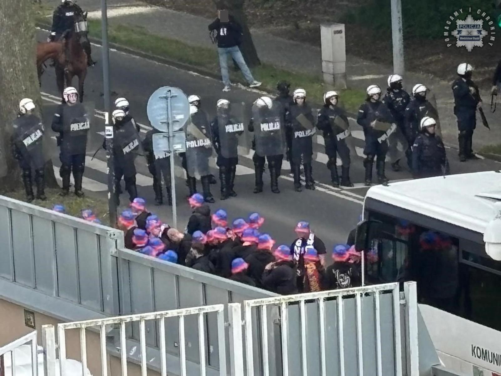 Zdjęcie w galerii na portalu naszwodzislaw.com: Śląscy policjanci dbali o bezpieczeństwo kibiców w Rybniku wiadomości z regionu
