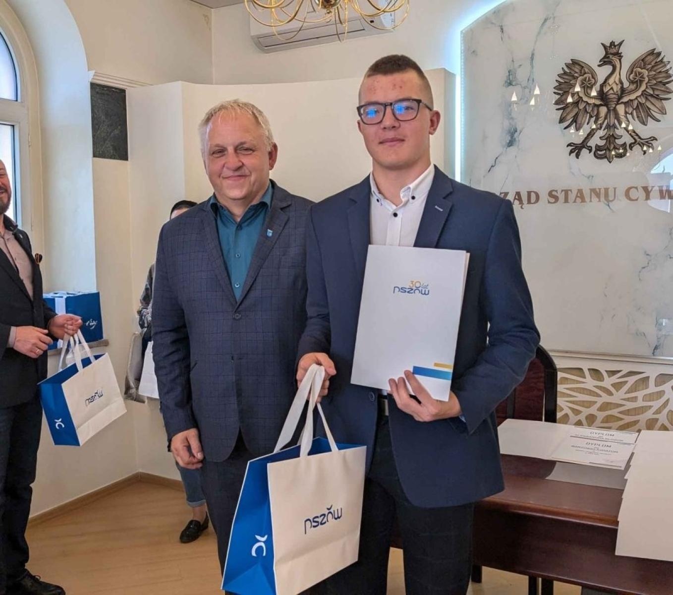 Zdjęcie w galerii na portalu naszwodzislaw.com: Pszów. Wręczono nagrody za osiągnięcia sportowe 2024 wiadomości z regionu