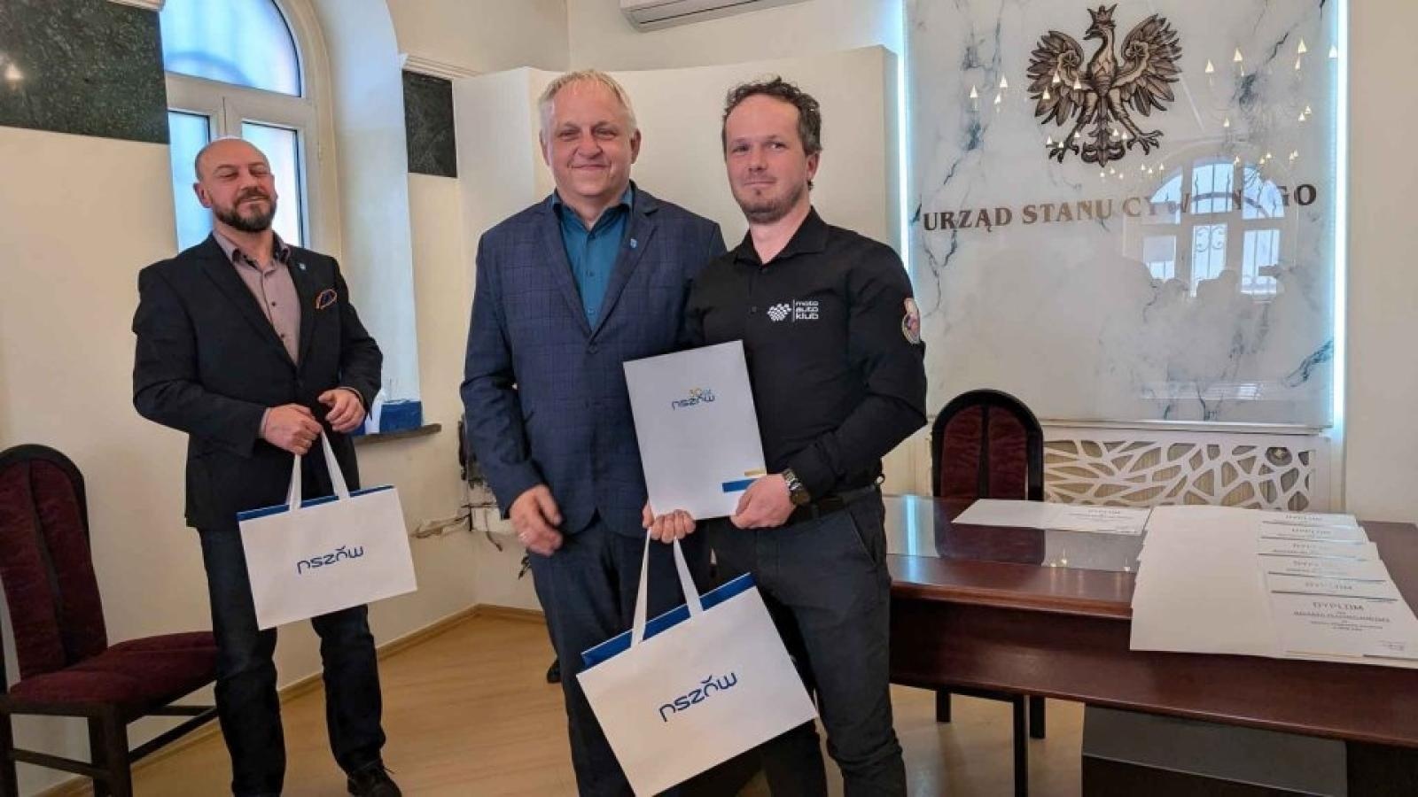 Zdjęcie w galerii na portalu naszwodzislaw.com: Pszów. Wręczono nagrody za osiągnięcia sportowe 2024 wiadomości z regionu