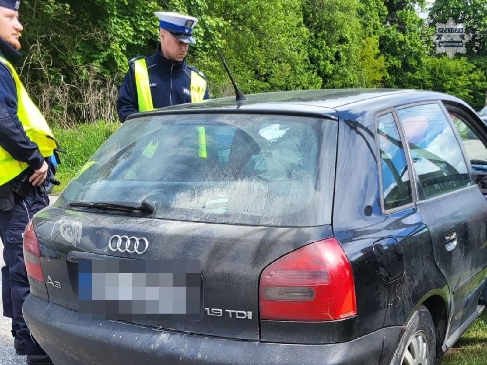 Zdjęcie w galerii na portalu naszwodzislaw.com: Kierownik gołkowickiego posterunku policji czujny także w drodze na służbę wiadomości z regionu