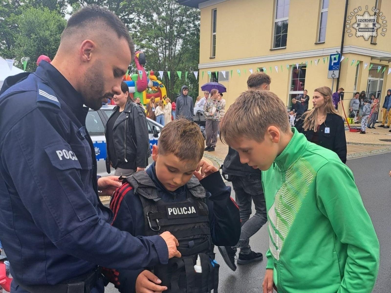 Zdjęcie w galerii na portalu naszwodzislaw.com: Festyn z rodziną zastępczą z udziałem wodzisławskich mundurowych wiadomości z regionu