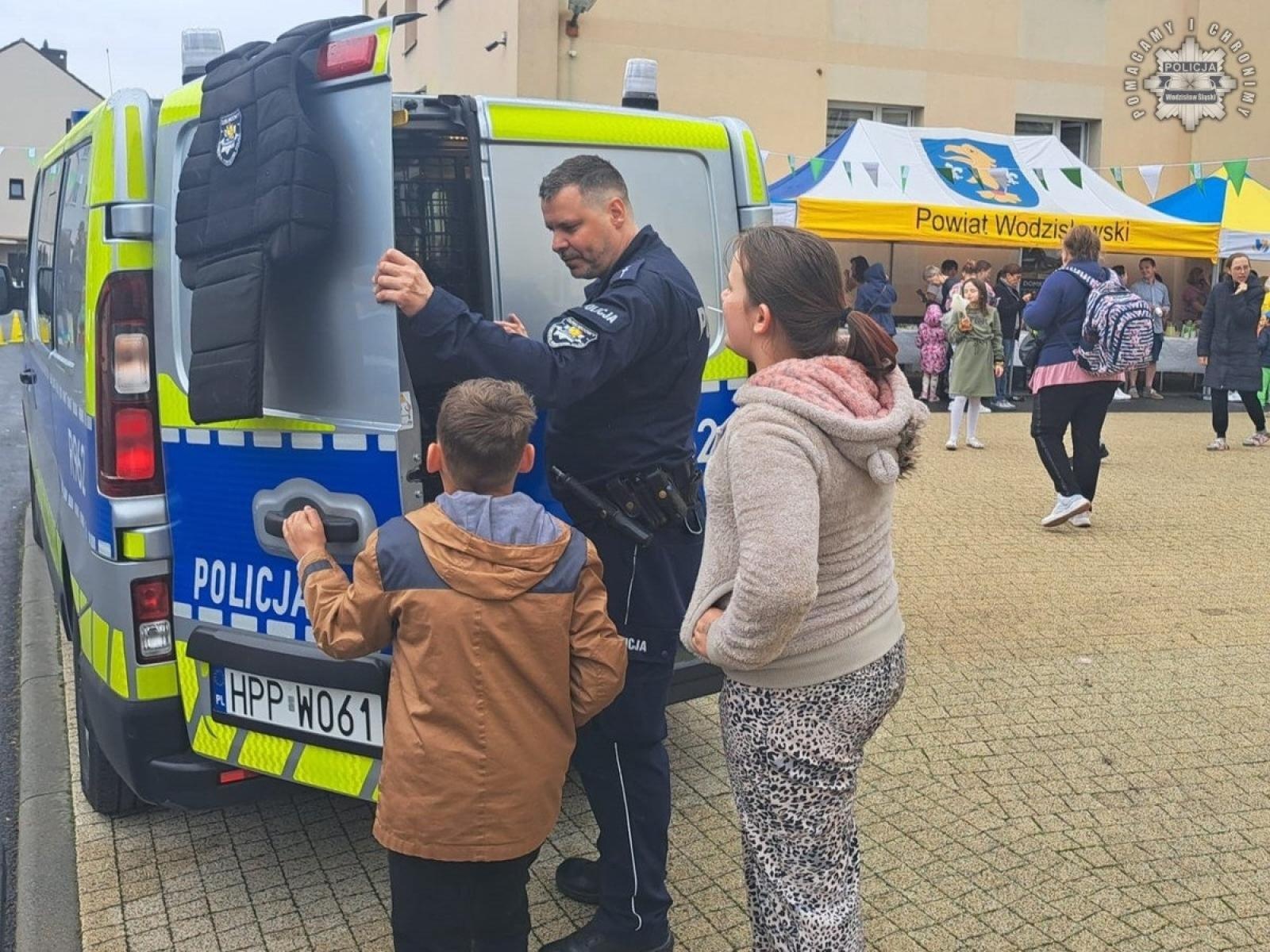 Zdjęcie w galerii na portalu naszwodzislaw.com: Festyn z rodziną zastępczą z udziałem wodzisławskich mundurowych wiadomości z regionu