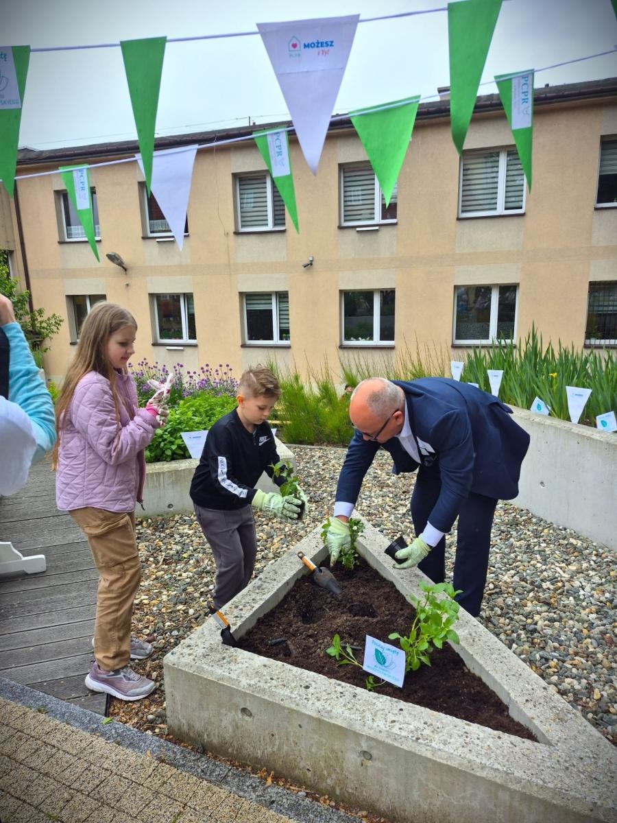 Zdjęcie w galerii na portalu naszwodzislaw.com: Festyn z Rodziną Zastępczą – dzień pełen radości i zabawy wiadomości z regionu