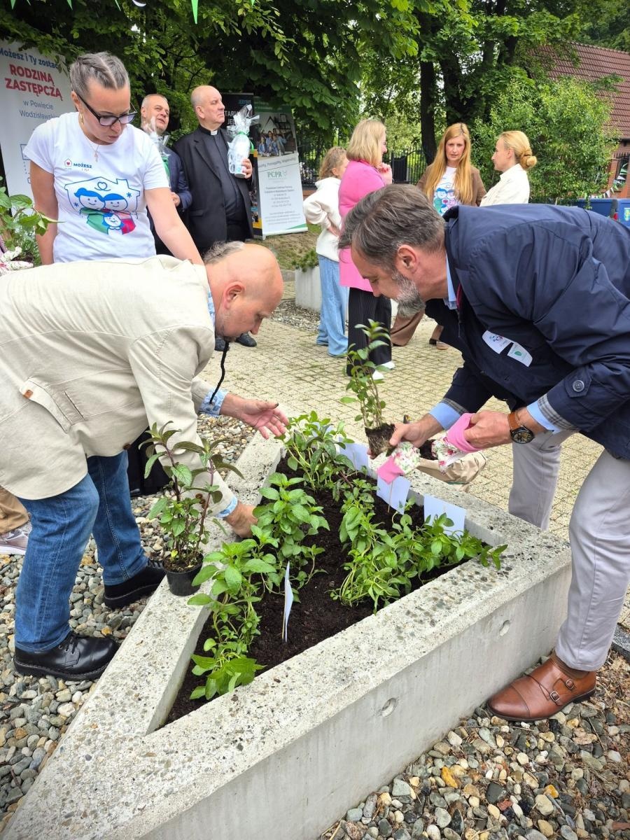 Zdjęcie w galerii na portalu naszwodzislaw.com: Festyn z Rodziną Zastępczą – dzień pełen radości i zabawy wiadomości z regionu
