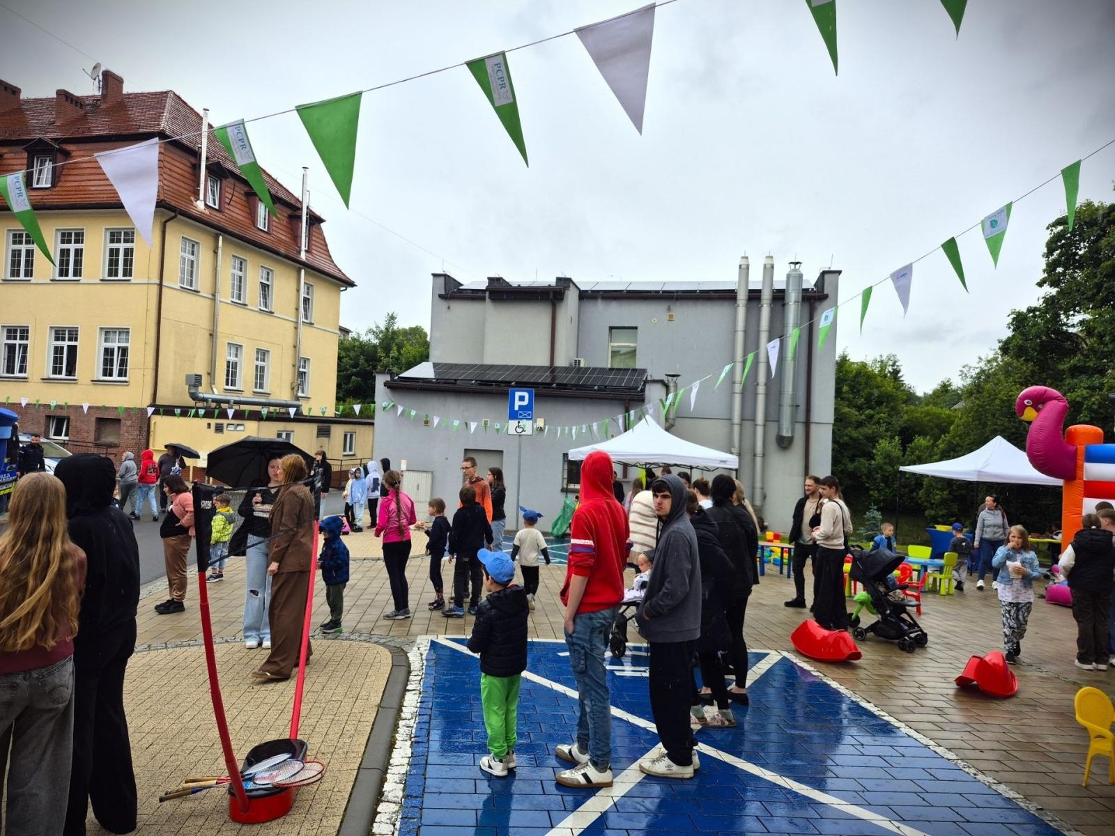 Zdjęcie w galerii na portalu naszwodzislaw.com: Festyn z Rodziną Zastępczą – dzień pełen radości i zabawy wiadomości z regionu