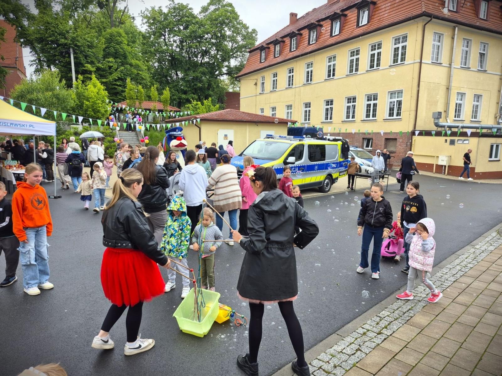 Zdjęcie w galerii na portalu naszwodzislaw.com: Festyn z Rodziną Zastępczą – dzień pełen radości i zabawy wiadomości z regionu