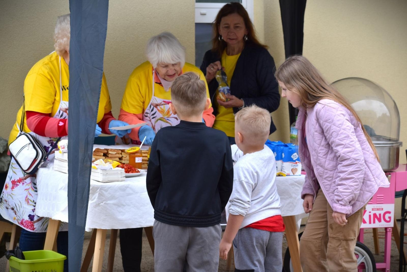 Zdjęcie w galerii na portalu naszwodzislaw.com: Festyn z Rodziną Zastępczą – dzień pełen radości i zabawy wiadomości z regionu