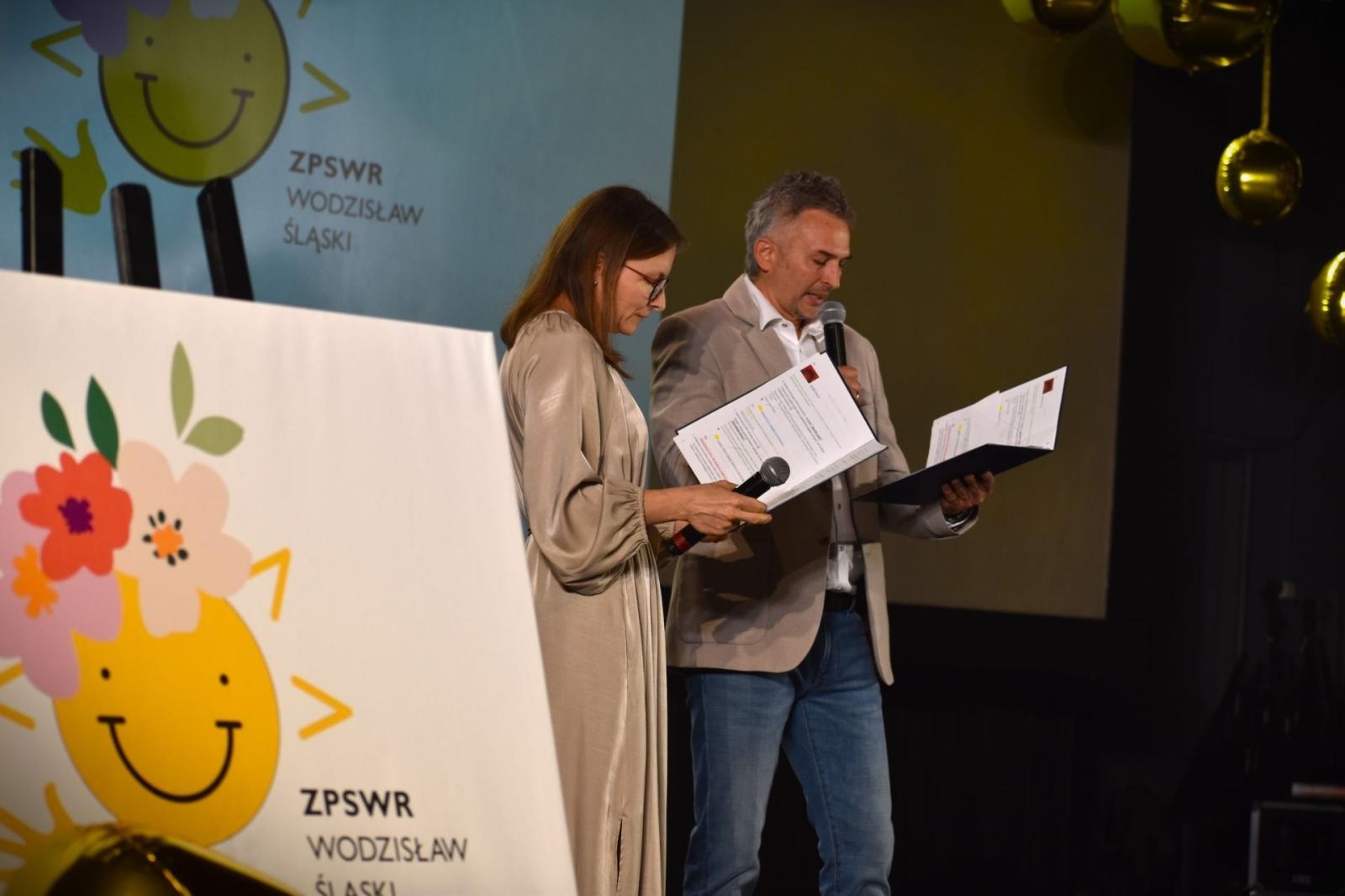 Zdjęcie w galerii na portalu naszwodzislaw.com: Dzieci podziękowały rodzicom w wyjątkowym koncercie wiadomości z regionu