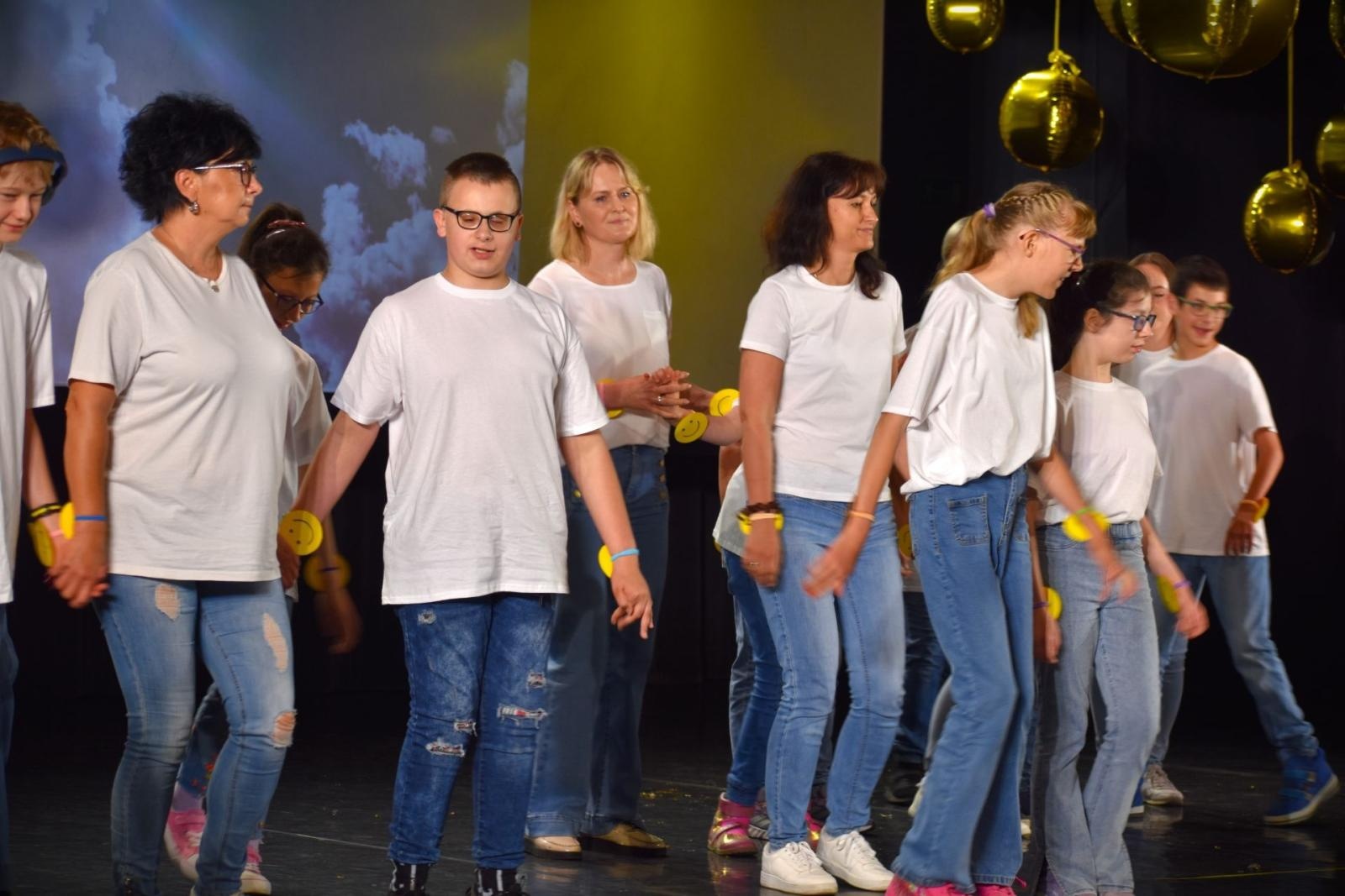 Zdjęcie w galerii na portalu naszwodzislaw.com: Dzieci podziękowały rodzicom w wyjątkowym koncercie wiadomości z regionu