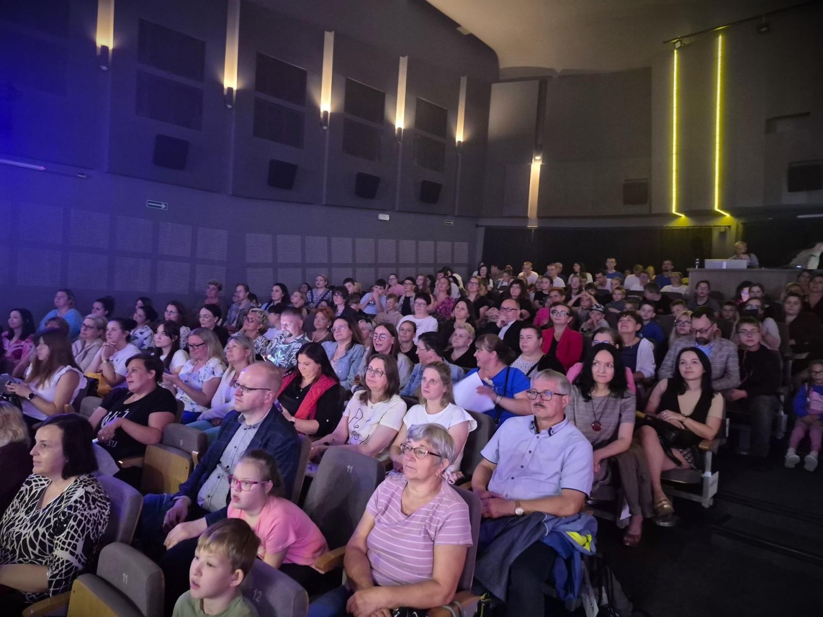 Zdjęcie w galerii na portalu naszwodzislaw.com: Dzieci podziękowały rodzicom w wyjątkowym koncercie wiadomości z regionu