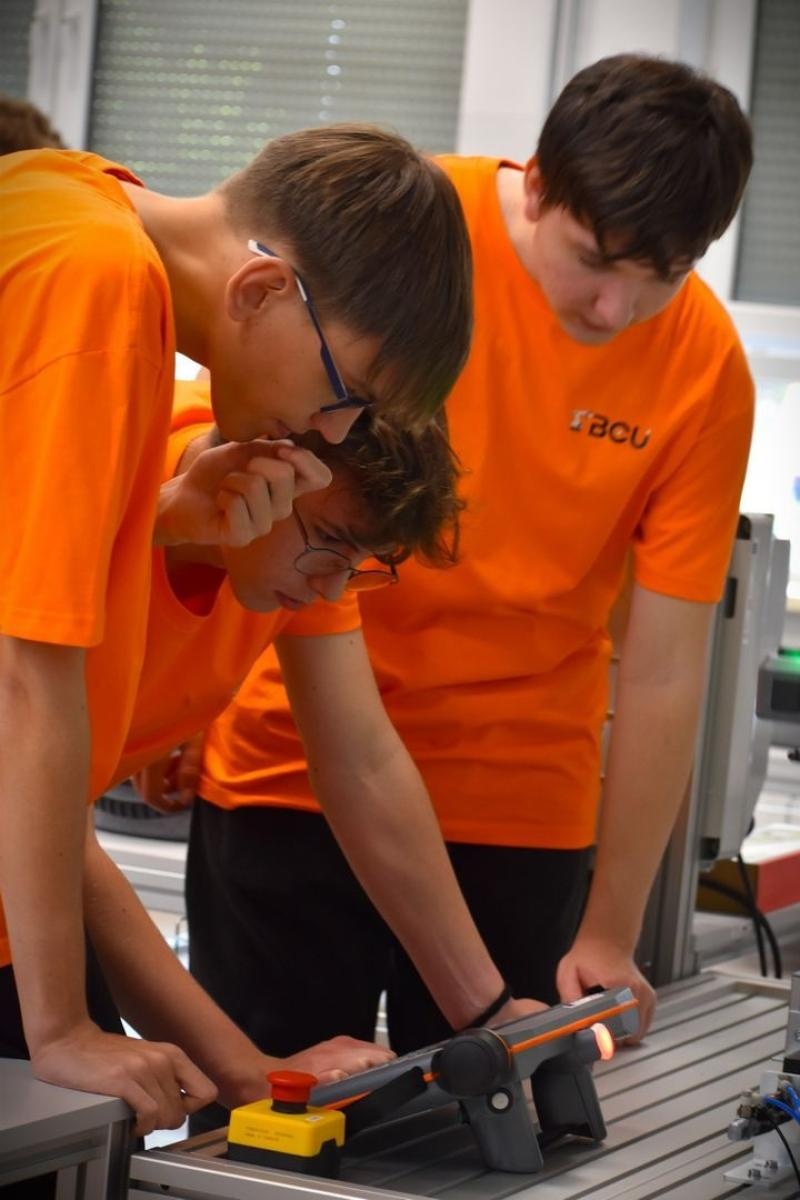 Zdjęcie w galerii na portalu naszwodzislaw.com: Nowa era edukacji zawodowej w Powiecie Wodzisławskim. Otwarto Branżowe Centrum Umiejętności w dziedzinie robotyki [FOTO i WIDEO] wiadomości z regionu