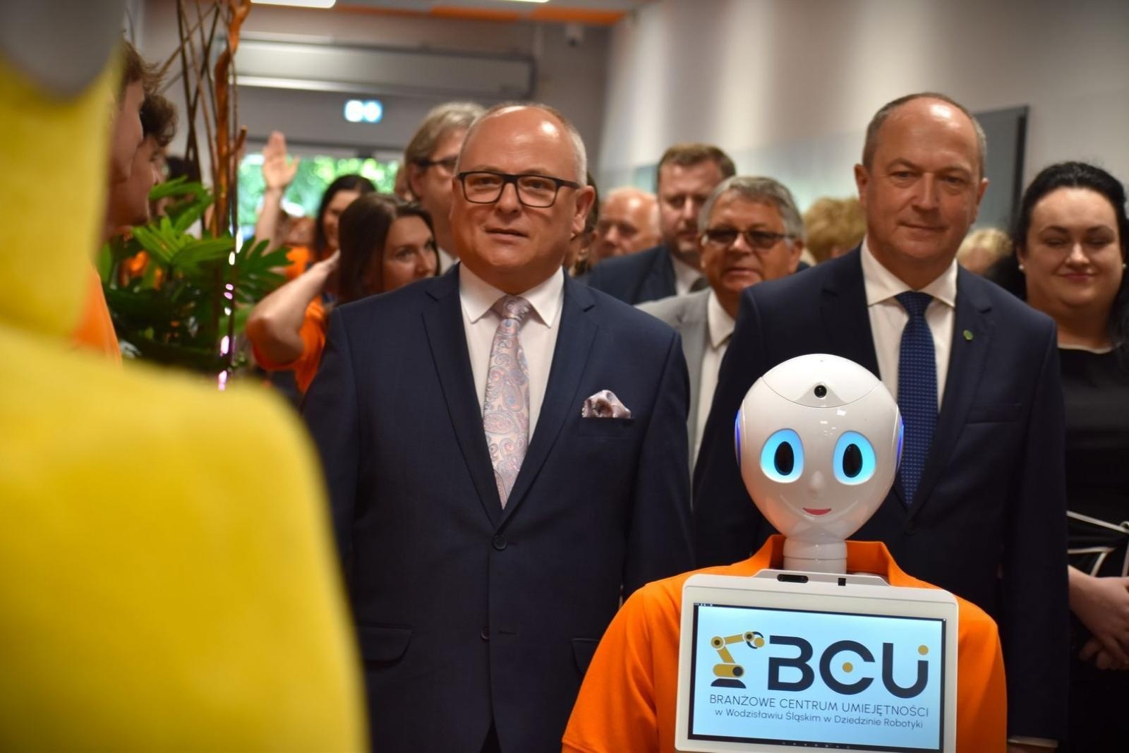 Zdjęcie w galerii na portalu naszwodzislaw.com: Nowa era edukacji zawodowej w Powiecie Wodzisławskim. Otwarto Branżowe Centrum Umiejętności w dziedzinie robotyki [FOTO i WIDEO] wiadomości z regionu