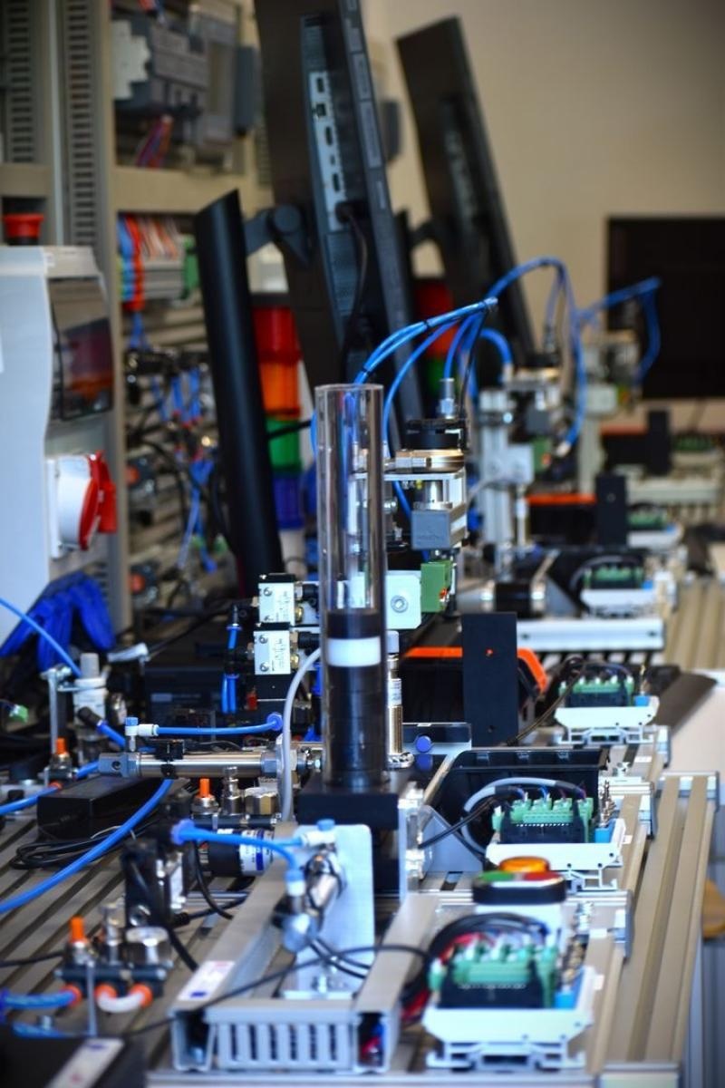 Zdjęcie w galerii na portalu naszwodzislaw.com: Nowa era edukacji zawodowej w Powiecie Wodzisławskim. Otwarto Branżowe Centrum Umiejętności w dziedzinie robotyki [FOTO i WIDEO] wiadomości z regionu