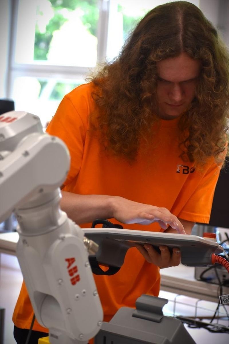 Zdjęcie w galerii na portalu naszwodzislaw.com: Nowa era edukacji zawodowej w Powiecie Wodzisławskim. Otwarto Branżowe Centrum Umiejętności w dziedzinie robotyki [FOTO i WIDEO] wiadomości z regionu