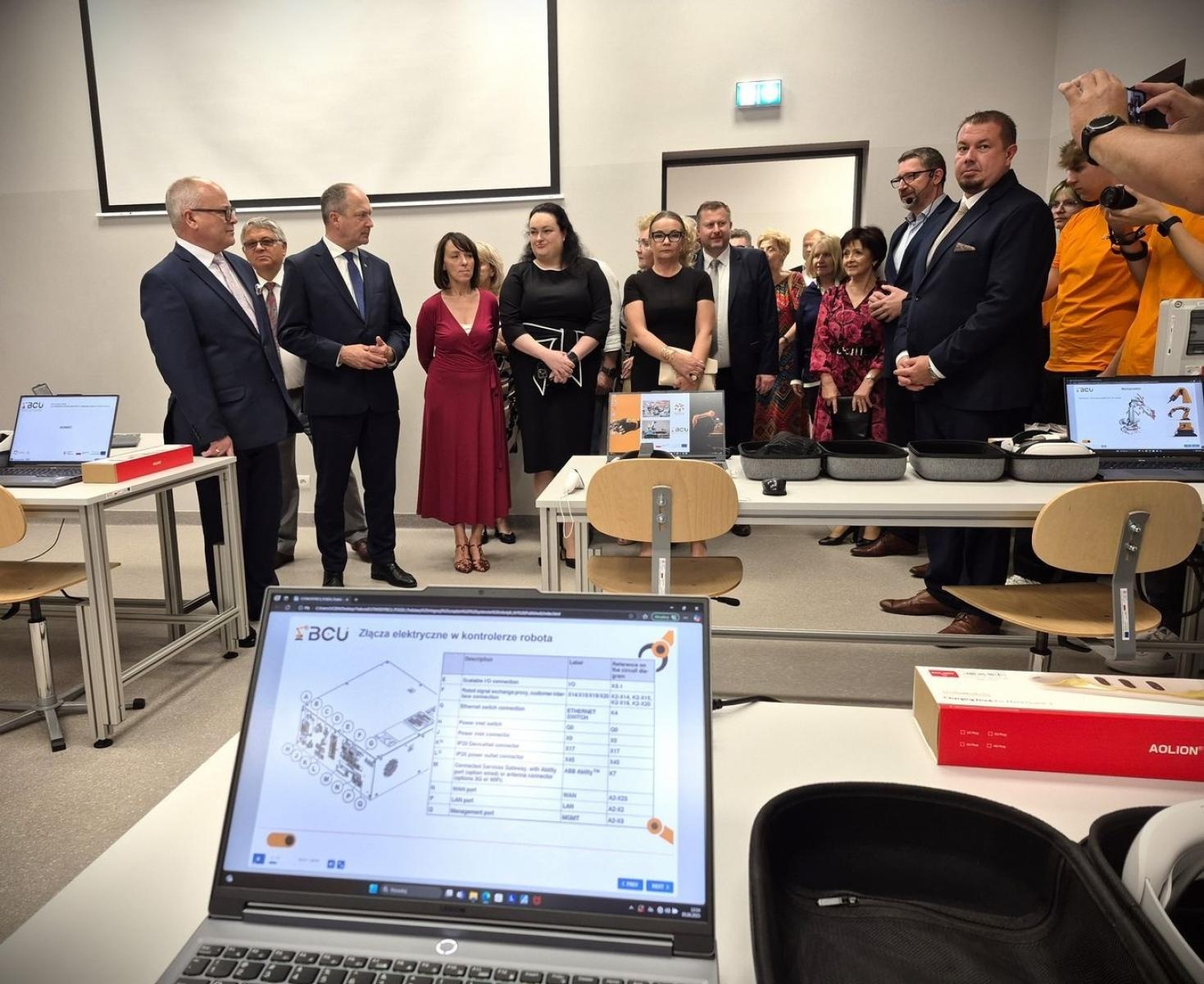 Zdjęcie w galerii na portalu naszwodzislaw.com: Nowa era edukacji zawodowej w Powiecie Wodzisławskim. Otwarto Branżowe Centrum Umiejętności w dziedzinie robotyki [FOTO i WIDEO] wiadomości z regionu