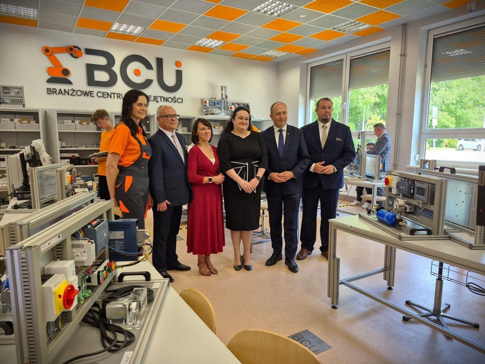 Zdjęcie w galerii na portalu naszwodzislaw.com: Nowa era edukacji zawodowej w Powiecie Wodzisławskim. Otwarto Branżowe Centrum Umiejętności w dziedzinie robotyki [FOTO i WIDEO] wiadomości z regionu