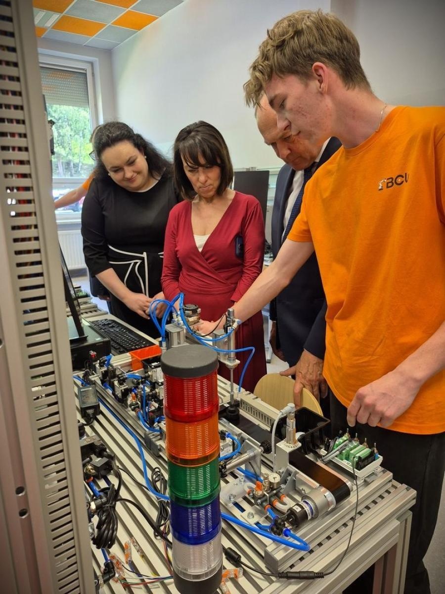 Zdjęcie w galerii na portalu naszwodzislaw.com: Nowa era edukacji zawodowej w Powiecie Wodzisławskim. Otwarto Branżowe Centrum Umiejętności w dziedzinie robotyki [FOTO i WIDEO] wiadomości z regionu