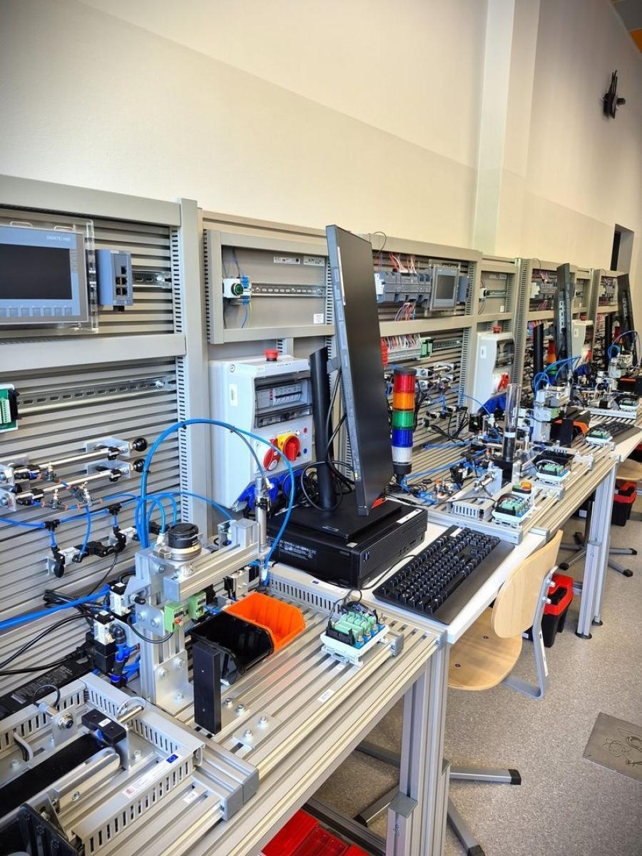 Zdjęcie w galerii na portalu naszwodzislaw.com: Nowa era edukacji zawodowej w Powiecie Wodzisławskim. Otwarto Branżowe Centrum Umiejętności w dziedzinie robotyki [FOTO i WIDEO] wiadomości z regionu