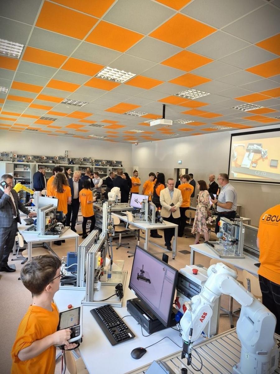 Zdjęcie w galerii na portalu naszwodzislaw.com: Nowa era edukacji zawodowej w Powiecie Wodzisławskim. Otwarto Branżowe Centrum Umiejętności w dziedzinie robotyki [FOTO i WIDEO] wiadomości z regionu